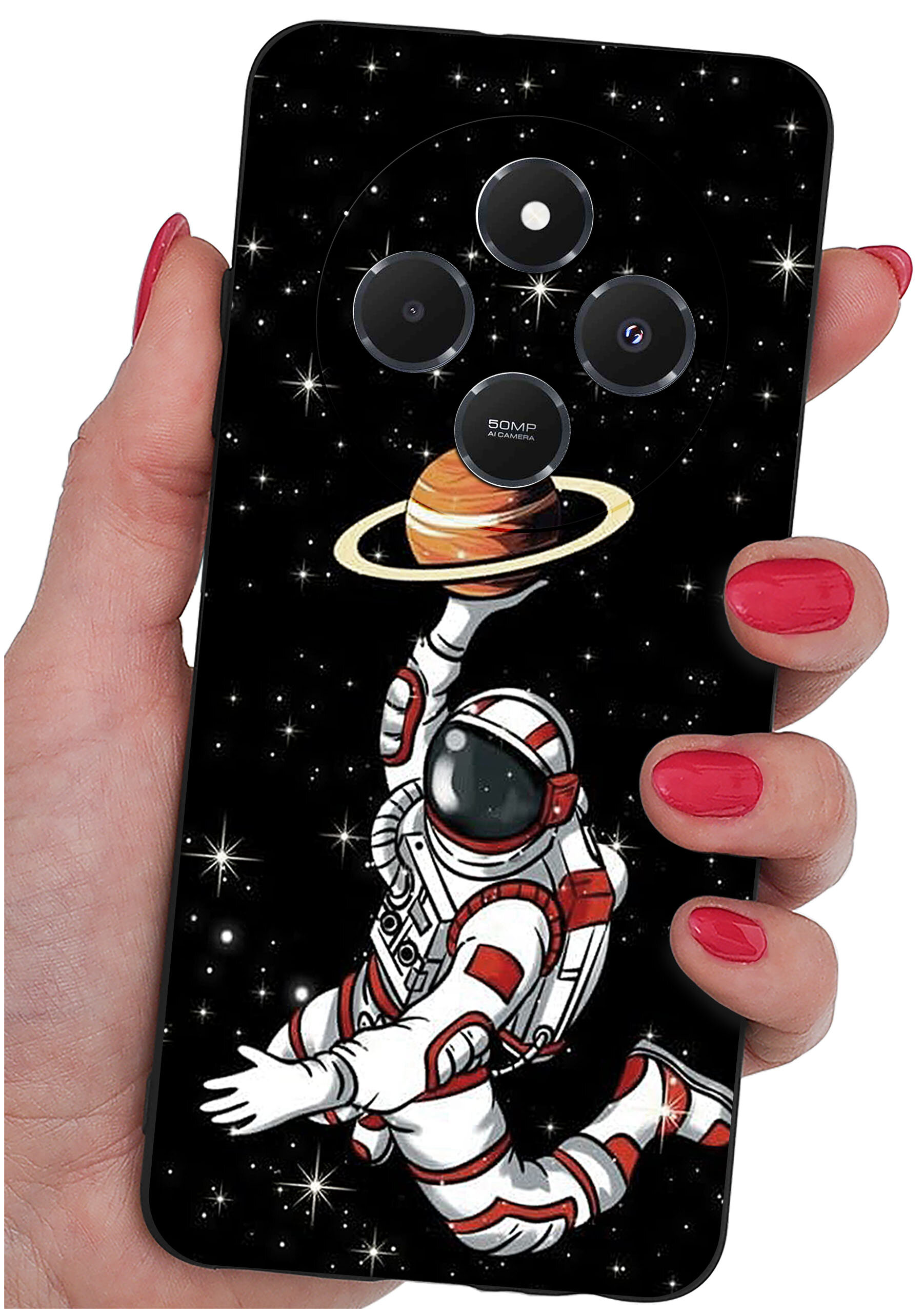 Etui na telefon z motywem astronauty trzymającego planetę z pierścieniami na tle gwiazd. Widoczne są trzy obiektywy aparatu oraz napis \'50MP\'.