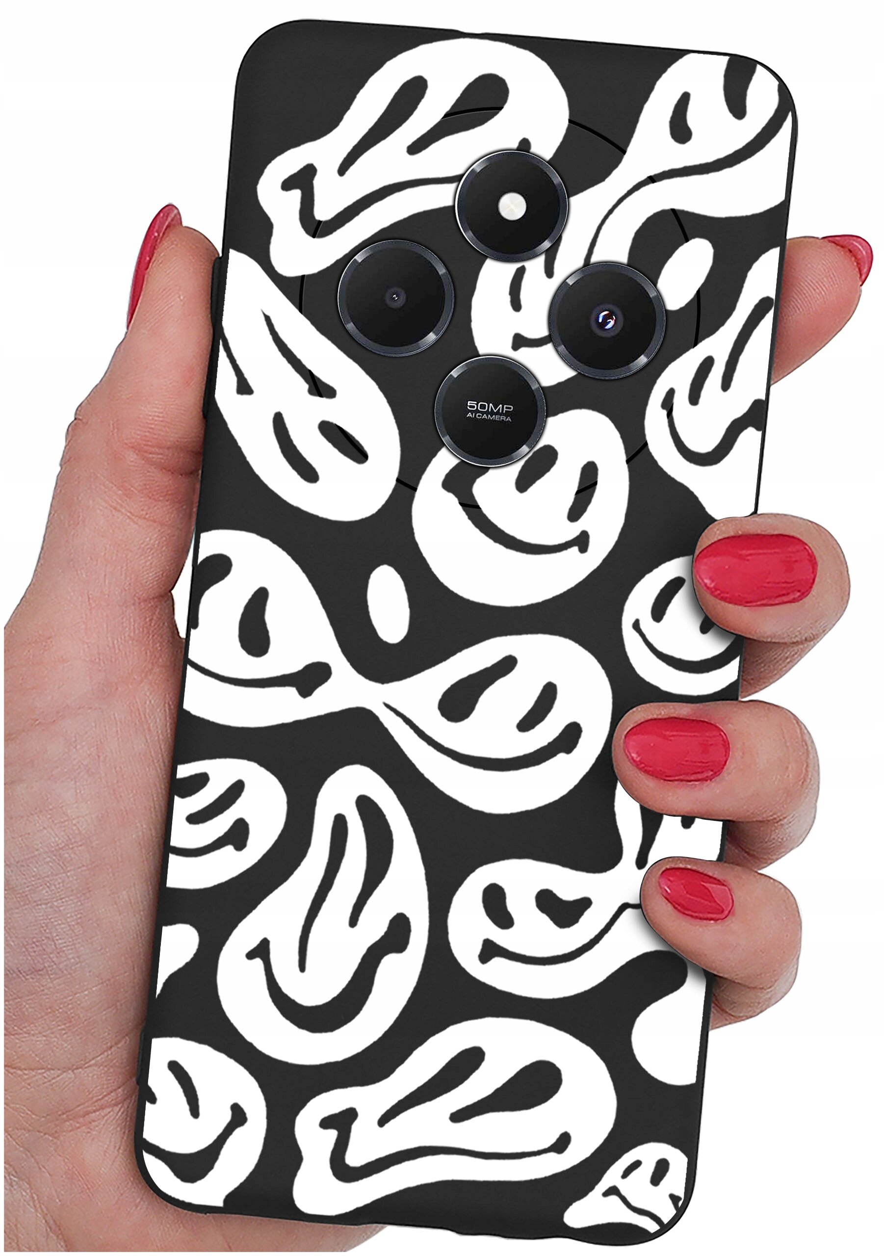 Osoba trzyma telefon z czarnym etui ozdobionym białymi wzorami przypominającymi abstrakcyjne twarze. Na etui widoczne są trzy obiektywy aparatu oraz napis \'50MP AI Camera\'.