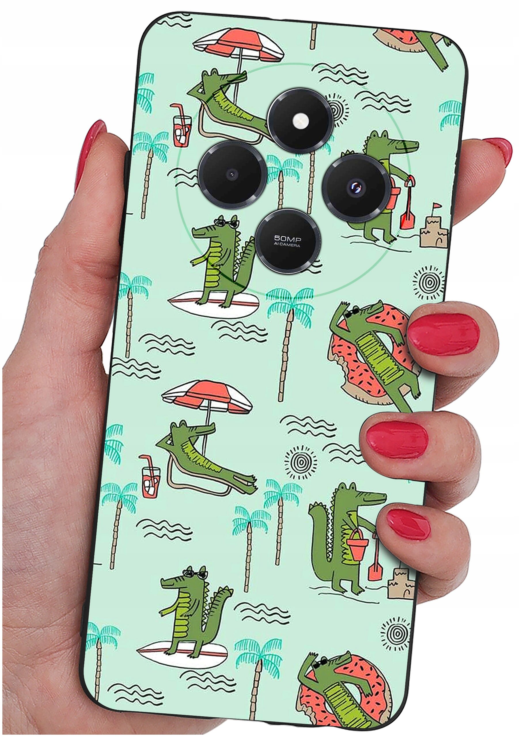 Etui na telefon z kolorowym wzorem przedstawiającym krokodyle, palmy i parasole na jasnym tle. Etui trzymane jest w dłoni z pomalowanymi na czerwono paznokciami.