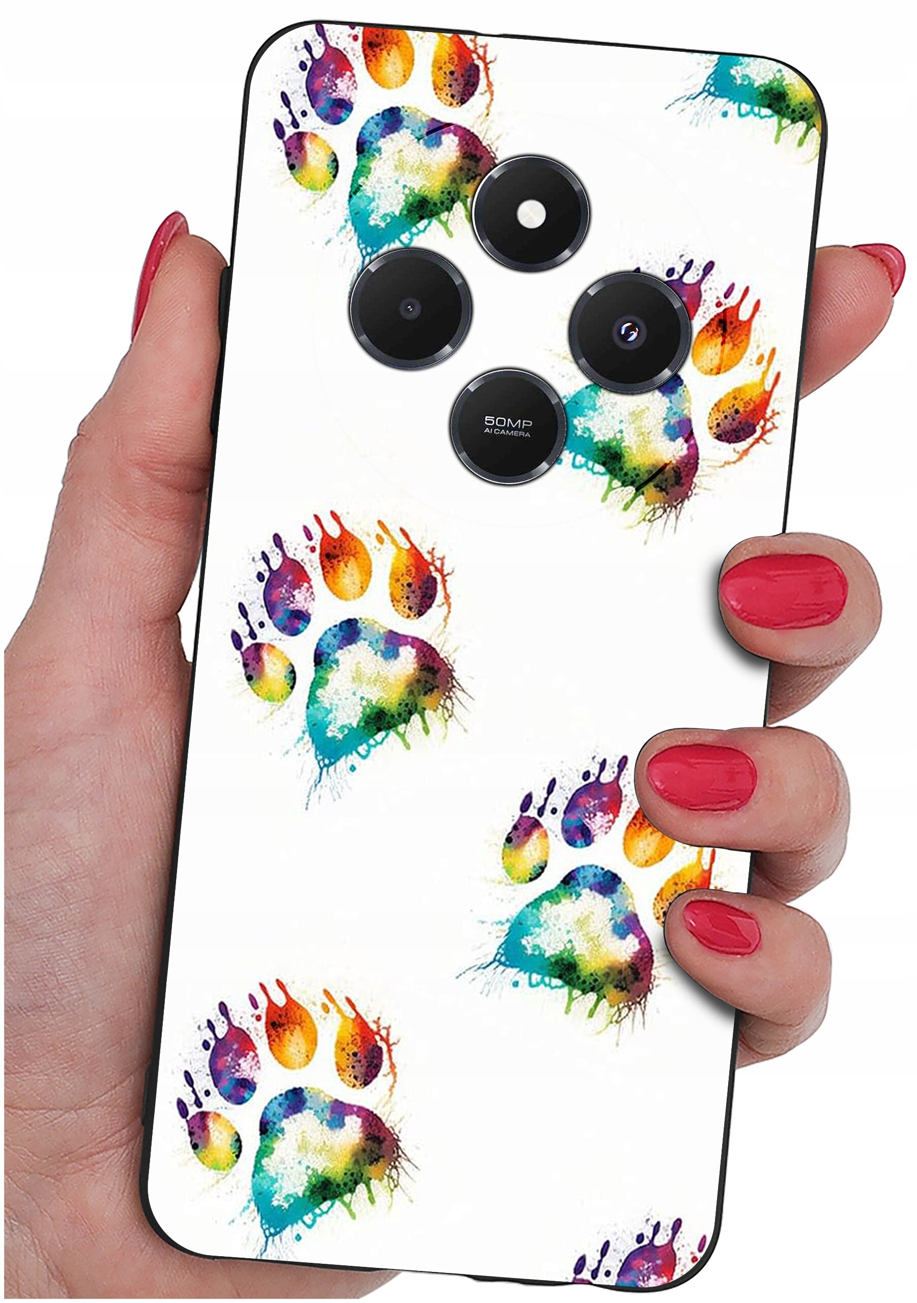 Etui na telefon z kolorowymi wzorami łapek, trzymane w dłoni z pomalowanymi na czerwono paznokciami. Na etui widoczne są trzy obiektywy aparatu oraz napis \'50MP AI Camera\'.