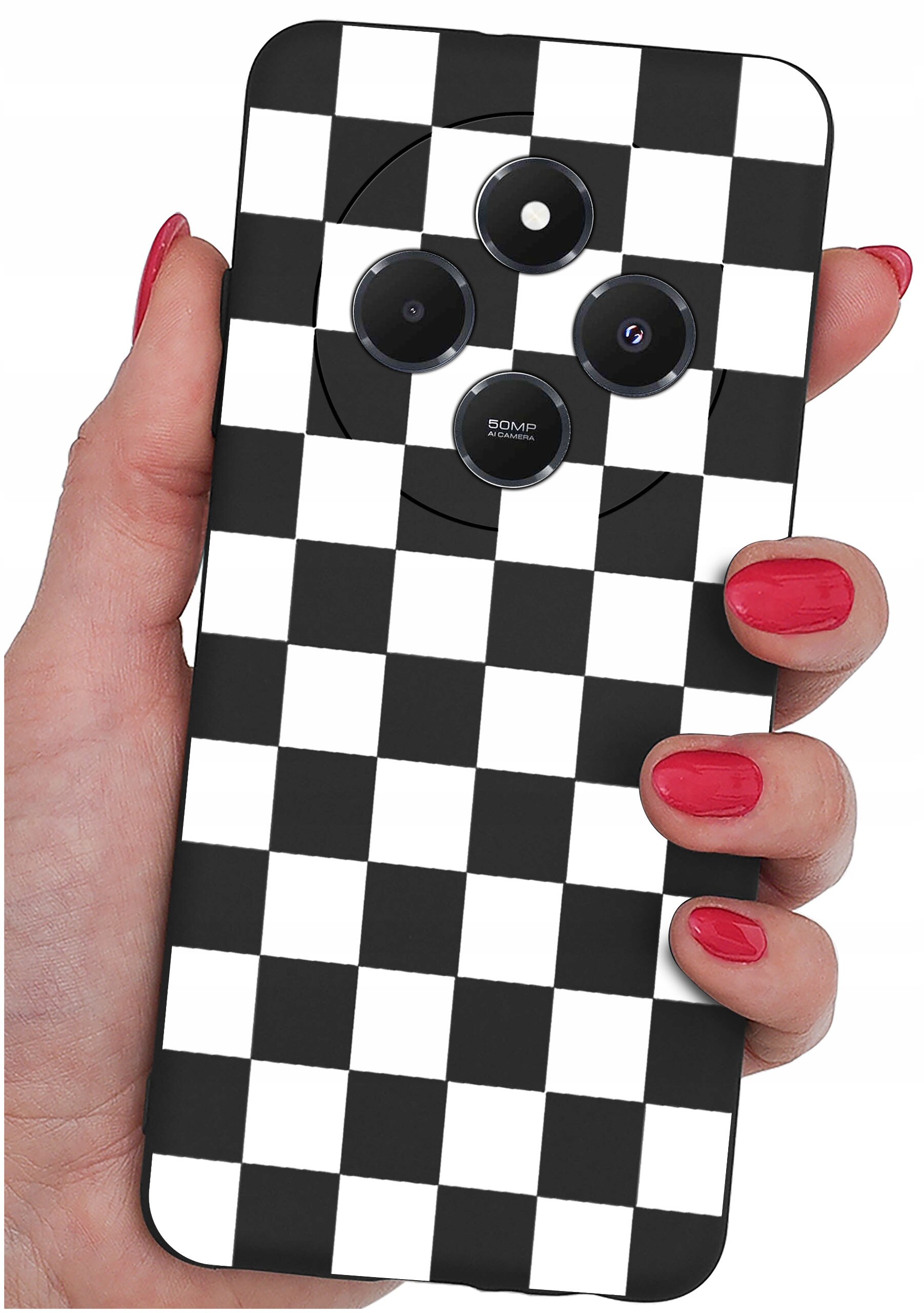 Osoba trzyma telefon z etui w czarno-białą szachownicę. Na etui widoczne są trzy obiektywy aparatu i napis \'50MP AI Camera\'.