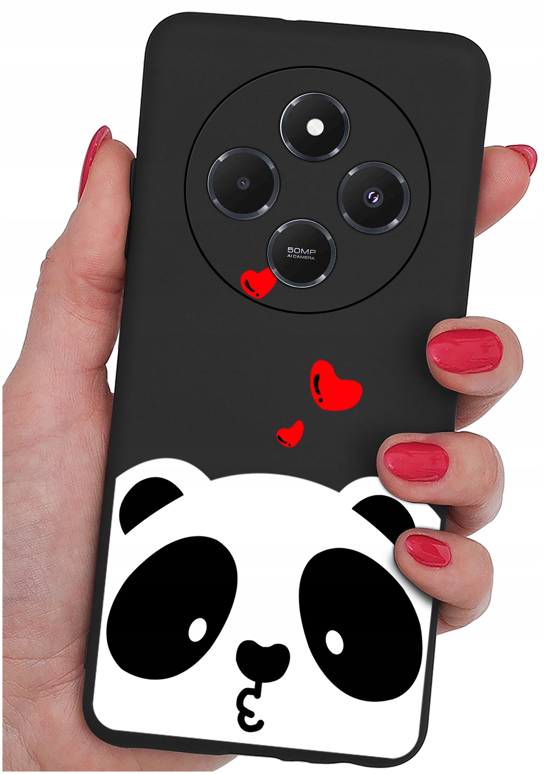 Czarne etui na telefon z grafiką pandy i czerwonymi serduszkami. Widoczny napis: \'50MP AI Camera\'.