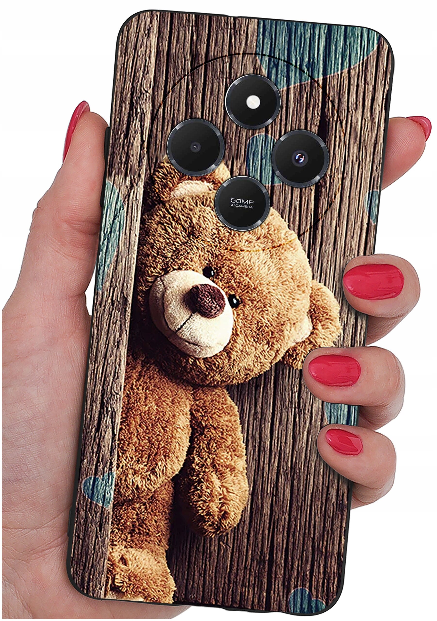 Etui na telefon z nadrukiem misia na tle drewnianej tekstury, trzymane w dłoni z pomalowanymi na czerwono paznokciami. Widoczne są trzy obiektywy aparatu oraz napis \'50MP AI Camera\'.
