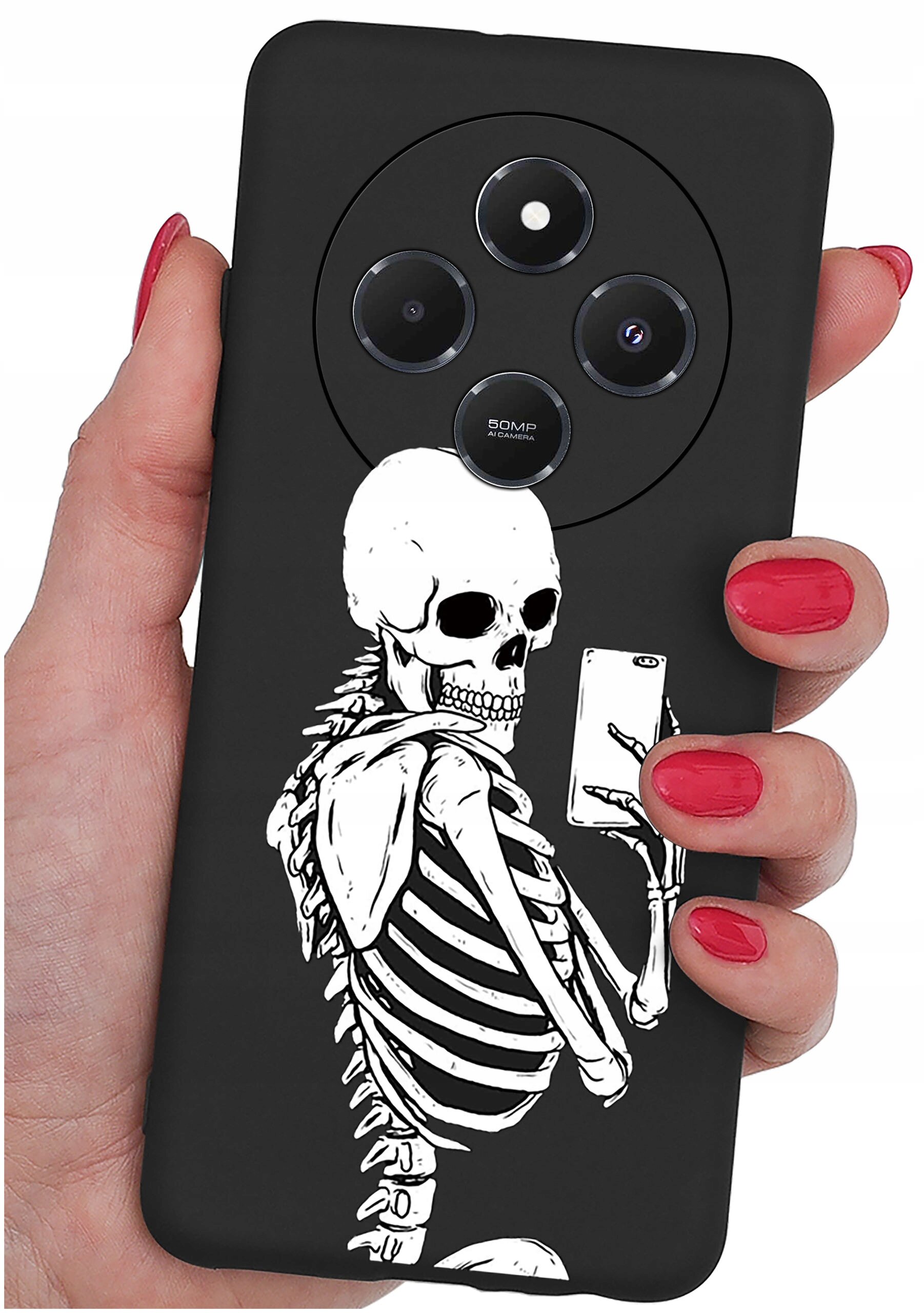 Czarne etui na telefon z nadrukiem białego szkieletu trzymającego smartfon. Widoczne są trzy obiektywy aparatu oraz napis \'50MP AI Camera\'.