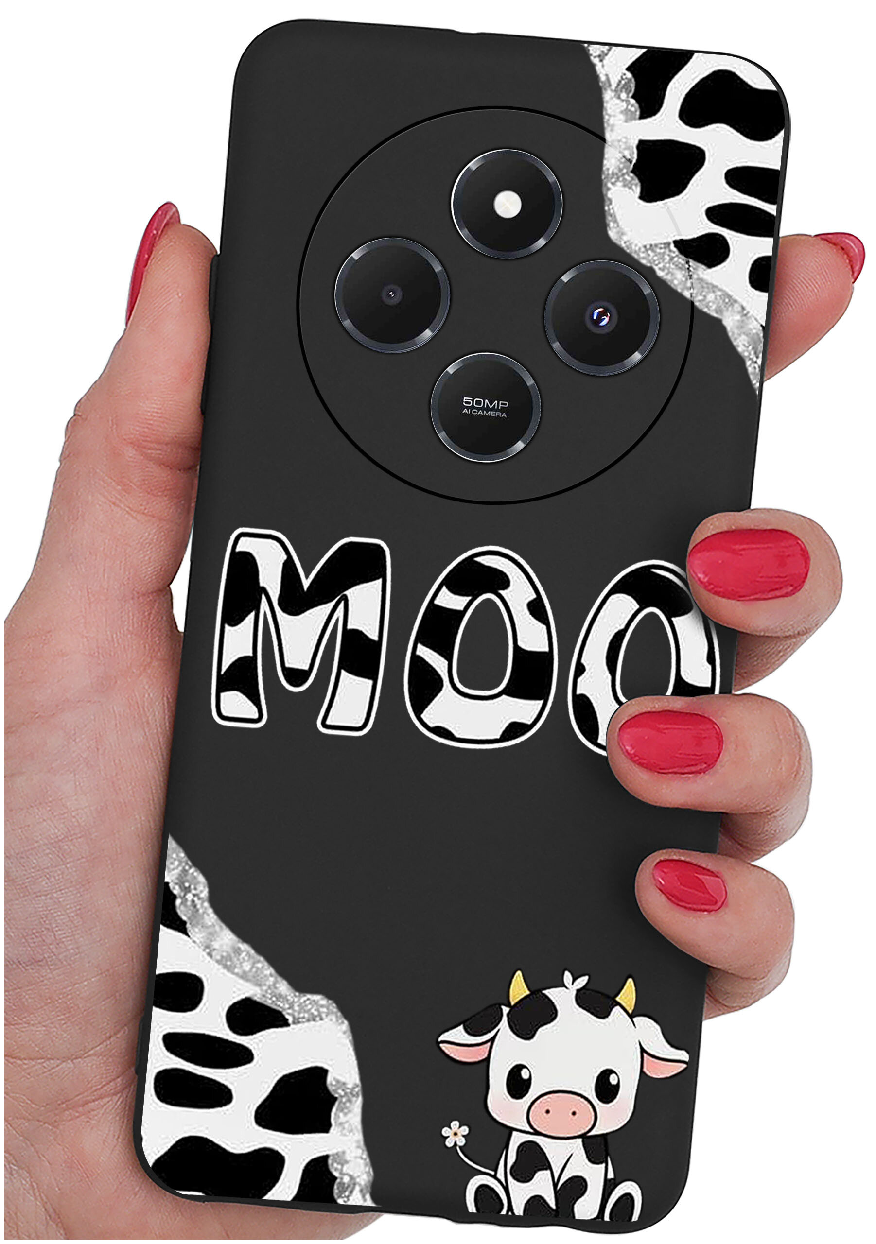 Czarne etui na telefon z napisem \'MOO\' w biało-czarne wzory przypominające krowie łaty oraz rysunkiem małej krowy w dolnym rogu. Etui trzymane jest w dłoni z pomalowanymi na czerwono paznokciami.