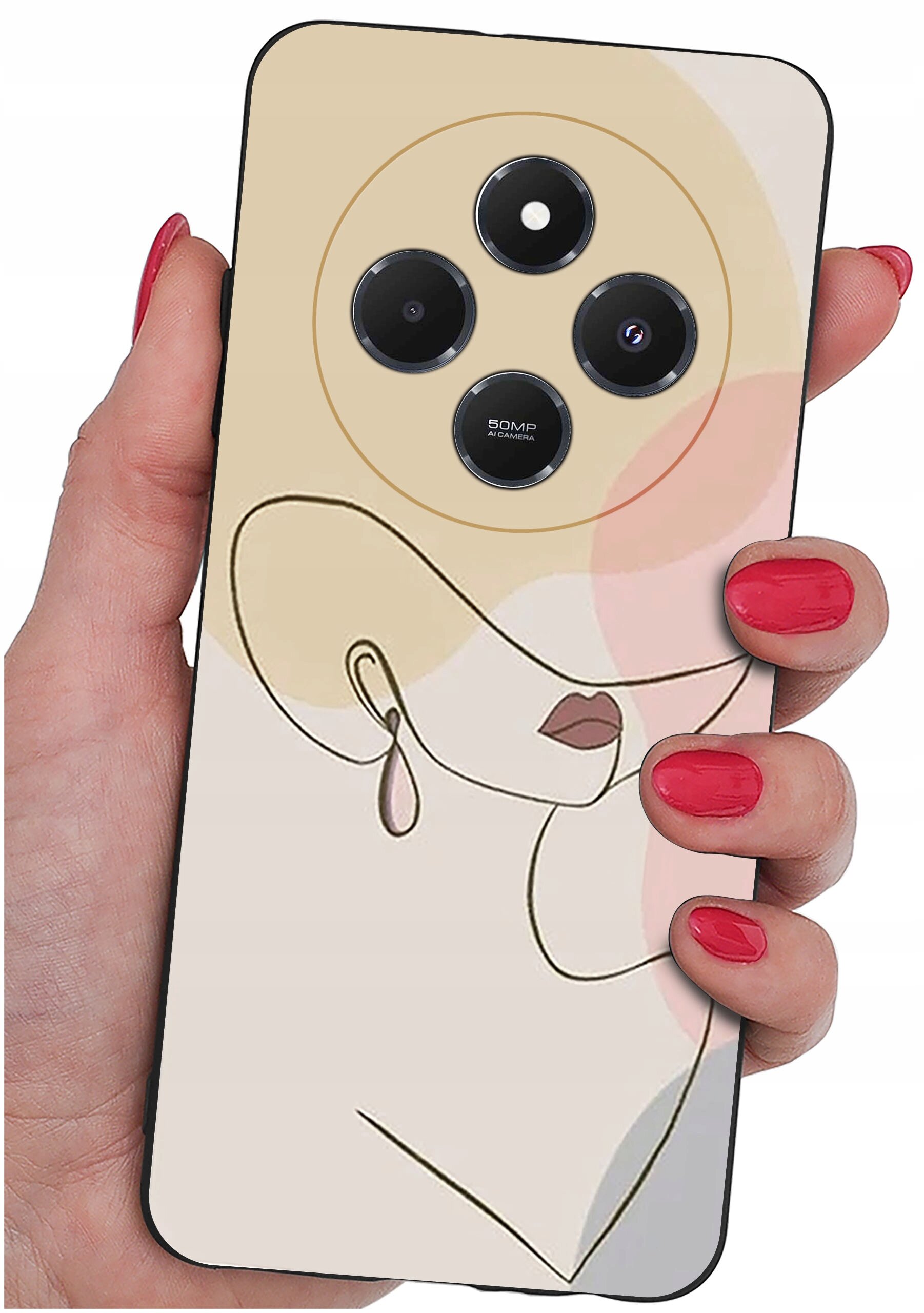 Etui na telefon z abstrakcyjnym wzorem przedstawiającym twarz w pastelowych kolorach, trzymane w dłoni z pomalowanymi na czerwono paznokciami. Na etui widoczne są trzy obiektywy aparatu oraz napis \'50MP AI Camera\'.