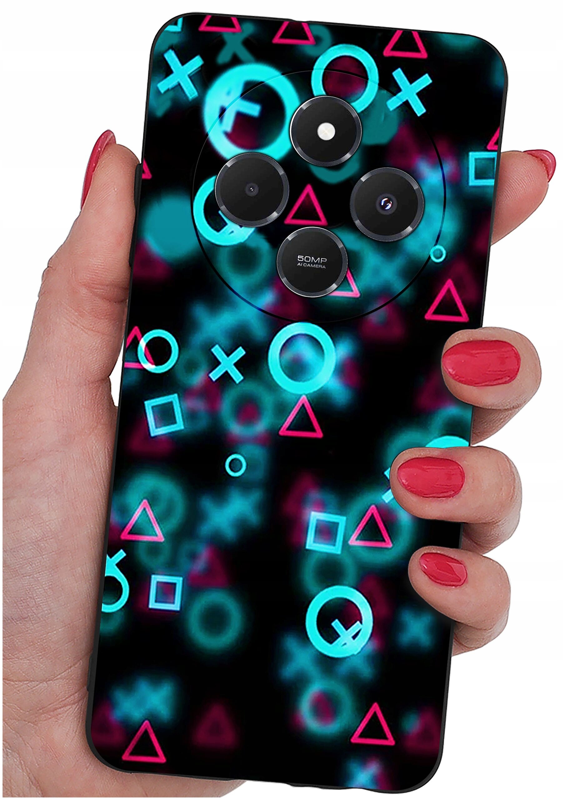 Osoba trzyma telefon z etui ozdobionym kolorowymi symbolami geometrycznymi na czarnym tle. Na etui widoczny jest napis \'50MP AI Camera\'.
