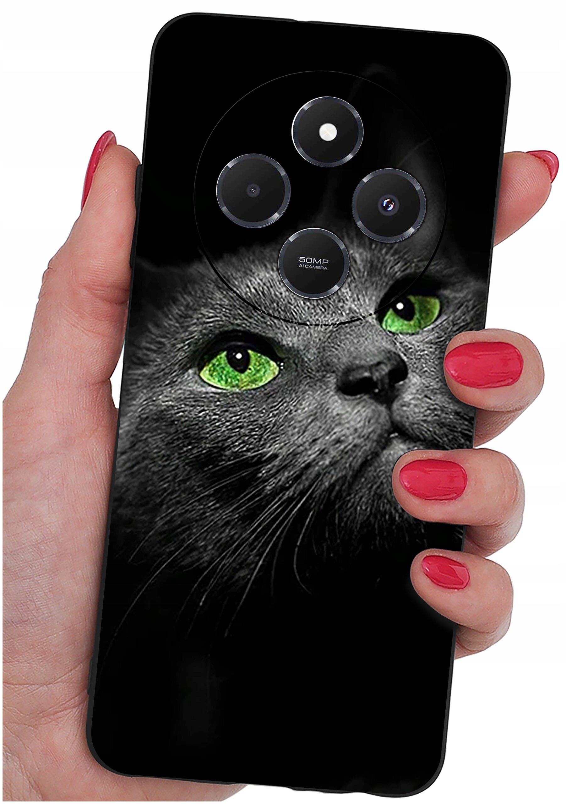 Etui na telefon z nadrukiem kota o zielonych oczach, trzymane w dłoni z pomalowanymi na czerwono paznokciami. Widoczne są trzy obiektywy aparatu oraz napis \'50MP AI Camera\'.