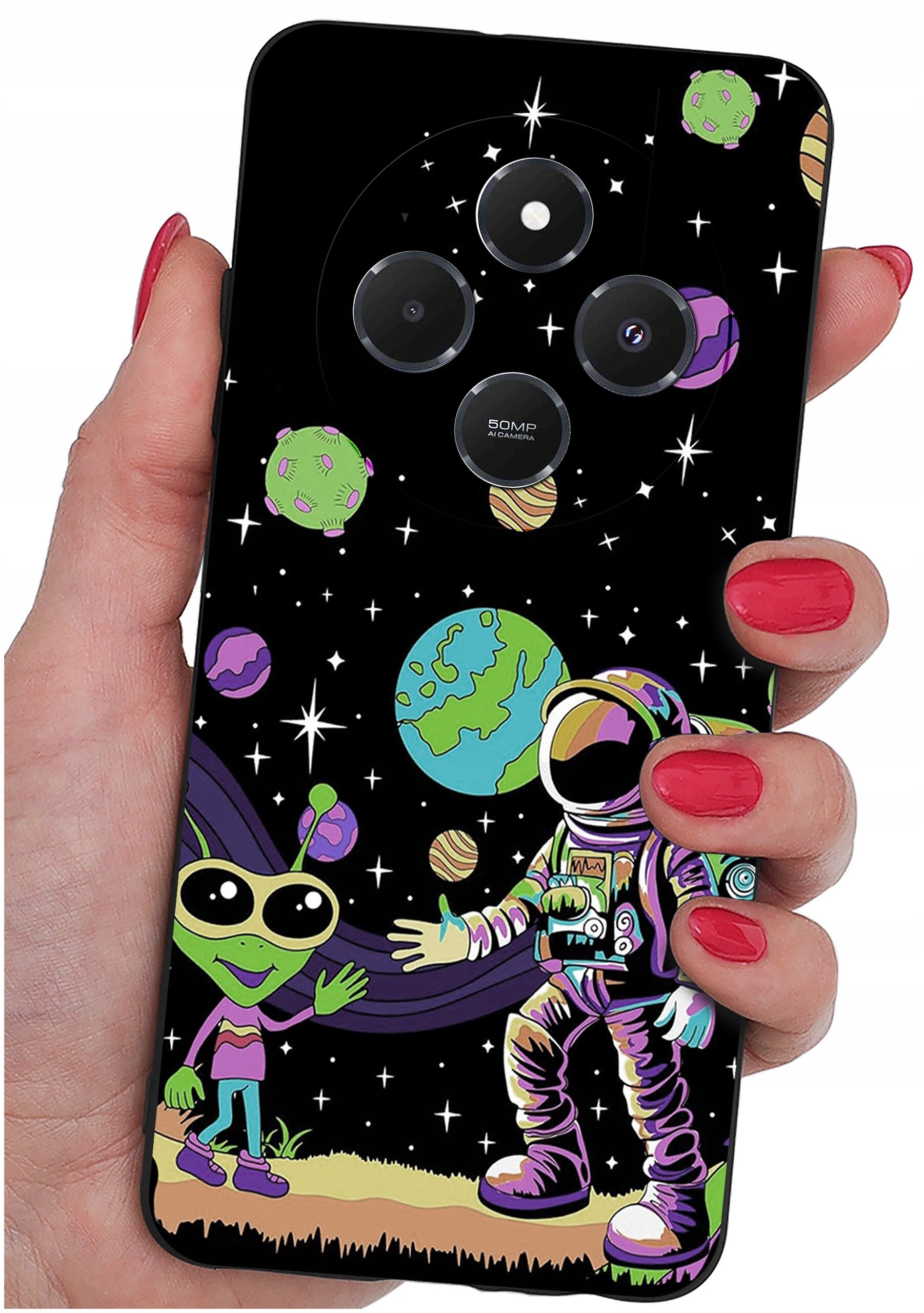 Etui na telefon z kolorowym wzorem przedstawiającym kosmonautę i zielonego kosmitę na tle kosmosu z planetami. Widoczny napis \'50MP AI Camera\'.