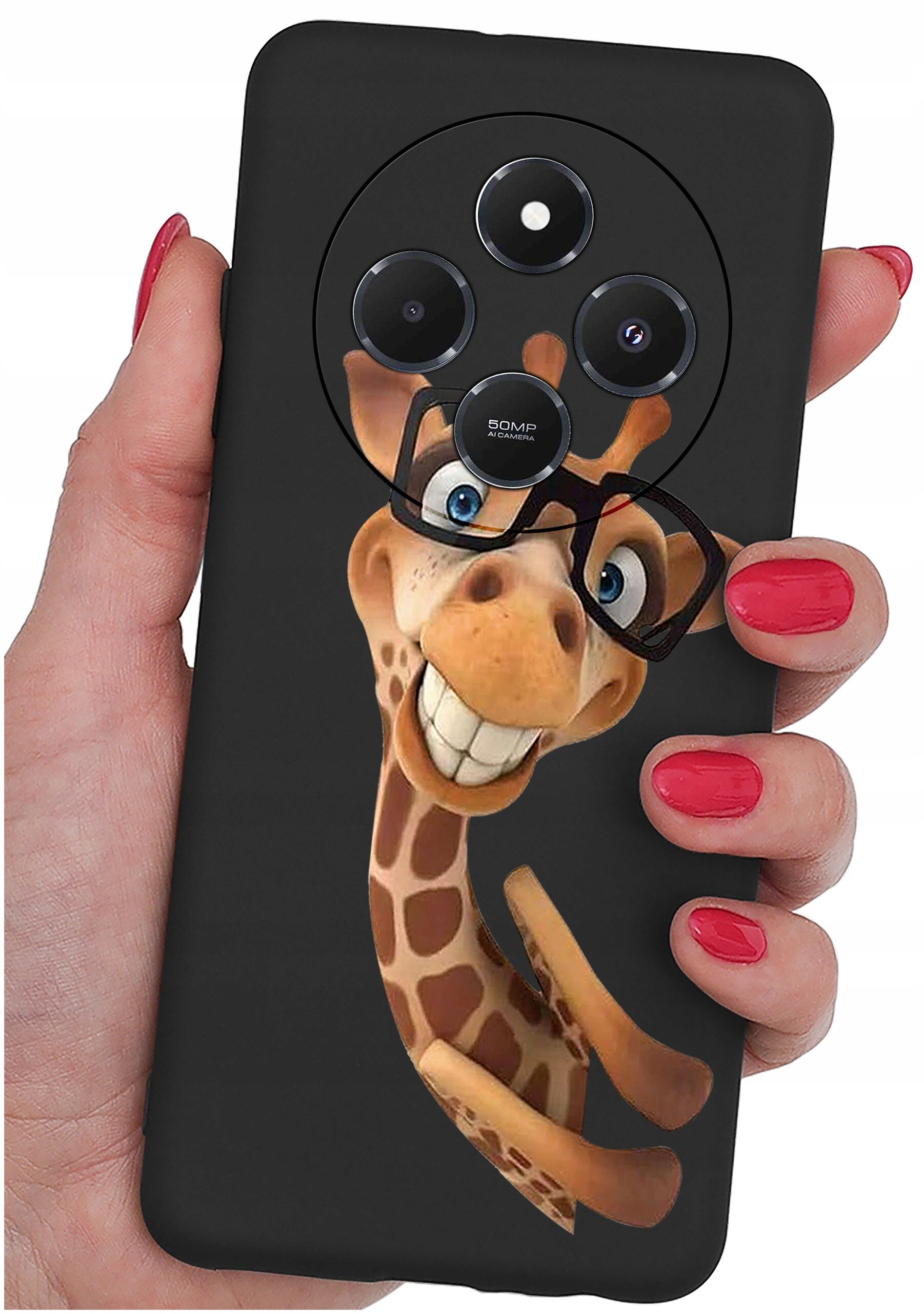 Czarne etui na telefon z nadrukiem uśmiechniętej żyrafy w okularach. Widoczne są trzy obiektywy aparatu oraz napis \'50MP AI Camera\'.