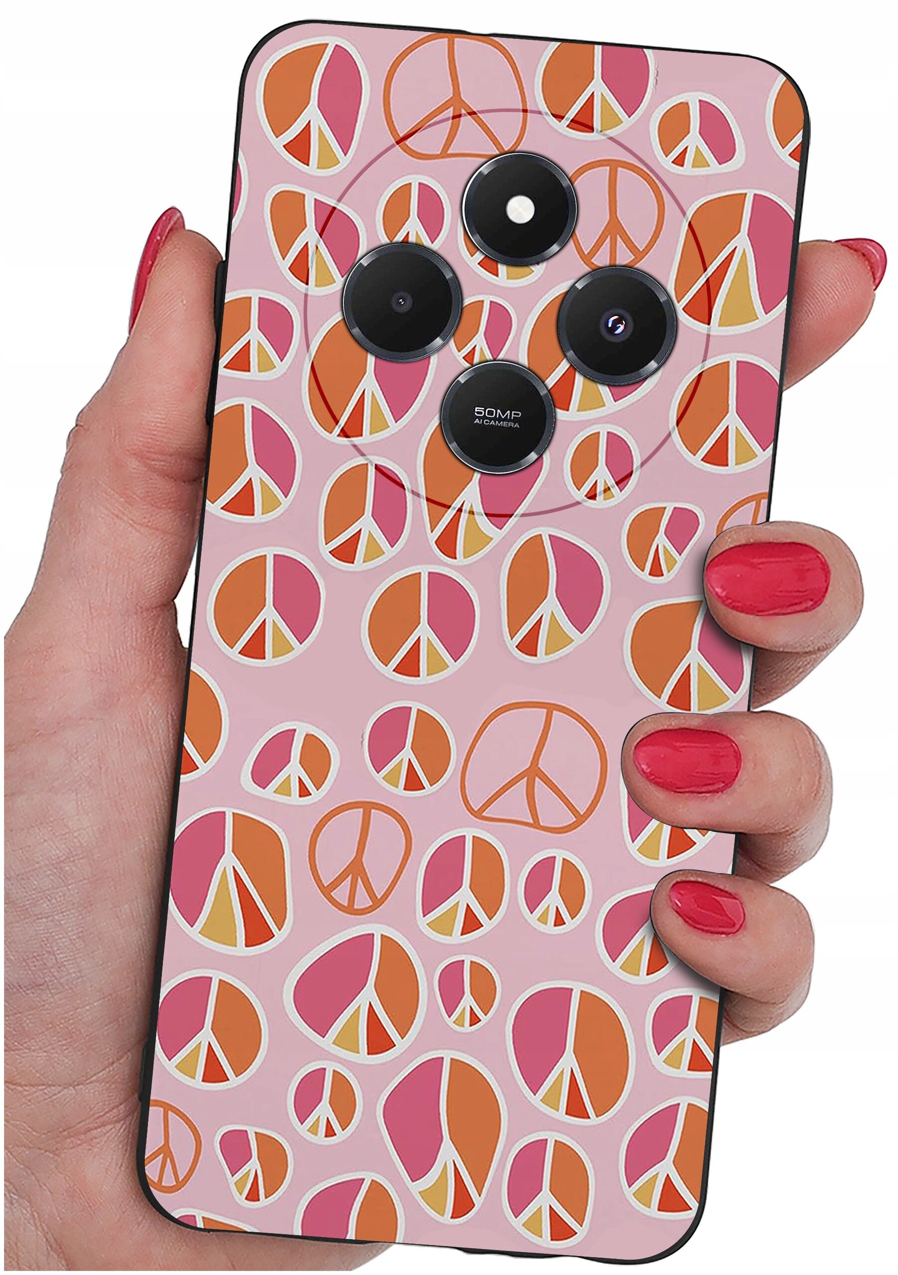 Etui na telefon z wzorem w kolorowe symbole pokoju, trzymane w dłoni z pomalowanymi na czerwono paznokciami. Na etui widoczne są cztery otwory na aparaty, z napisem \'50MP AI Camera\'.