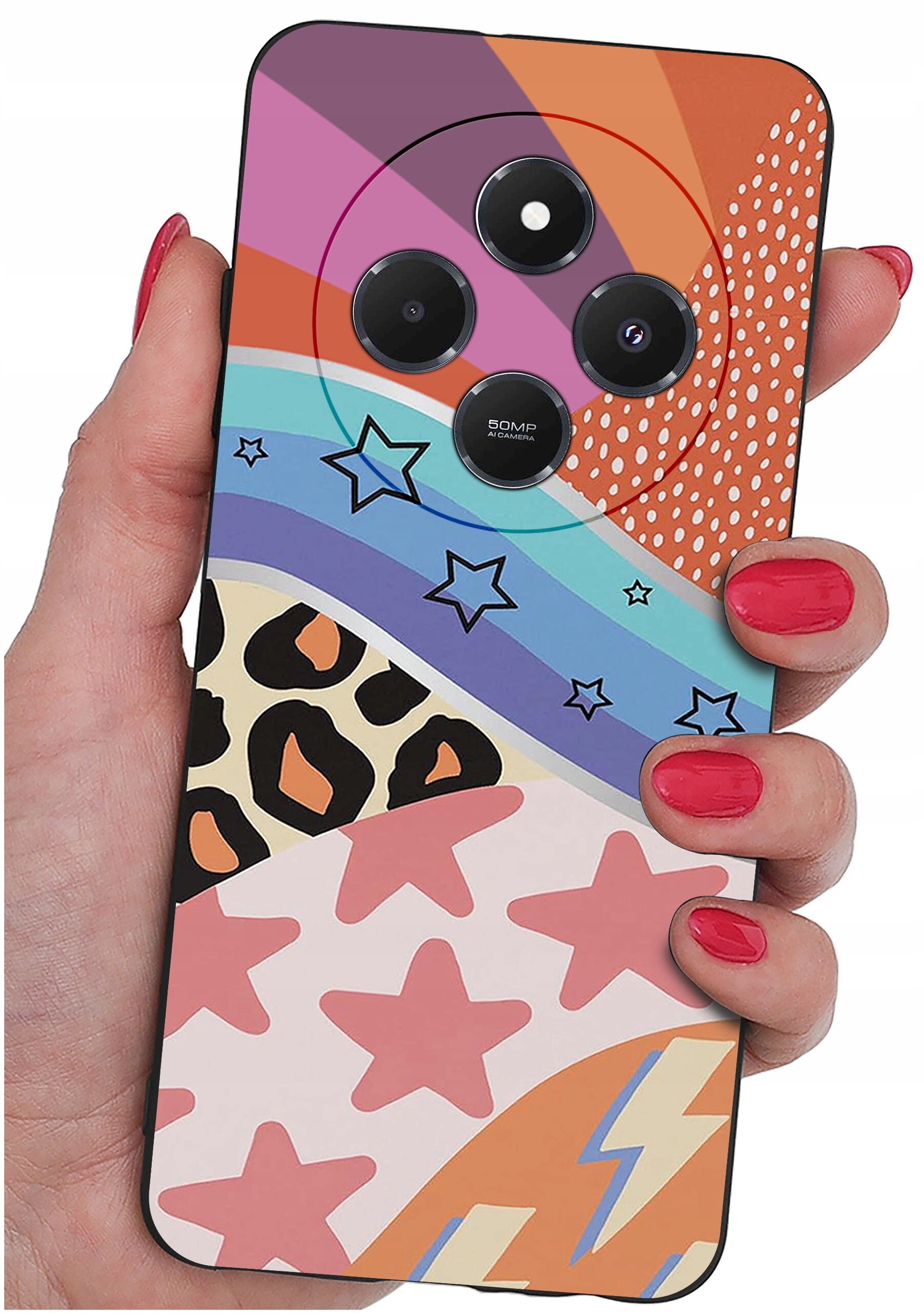 Osoba trzyma telefon z kolorowym etui, które ma wzory w gwiazdy, paski i cętki. Na etui widoczne są trzy obiektywy aparatu oraz napis \'50MP AI Camera\'.