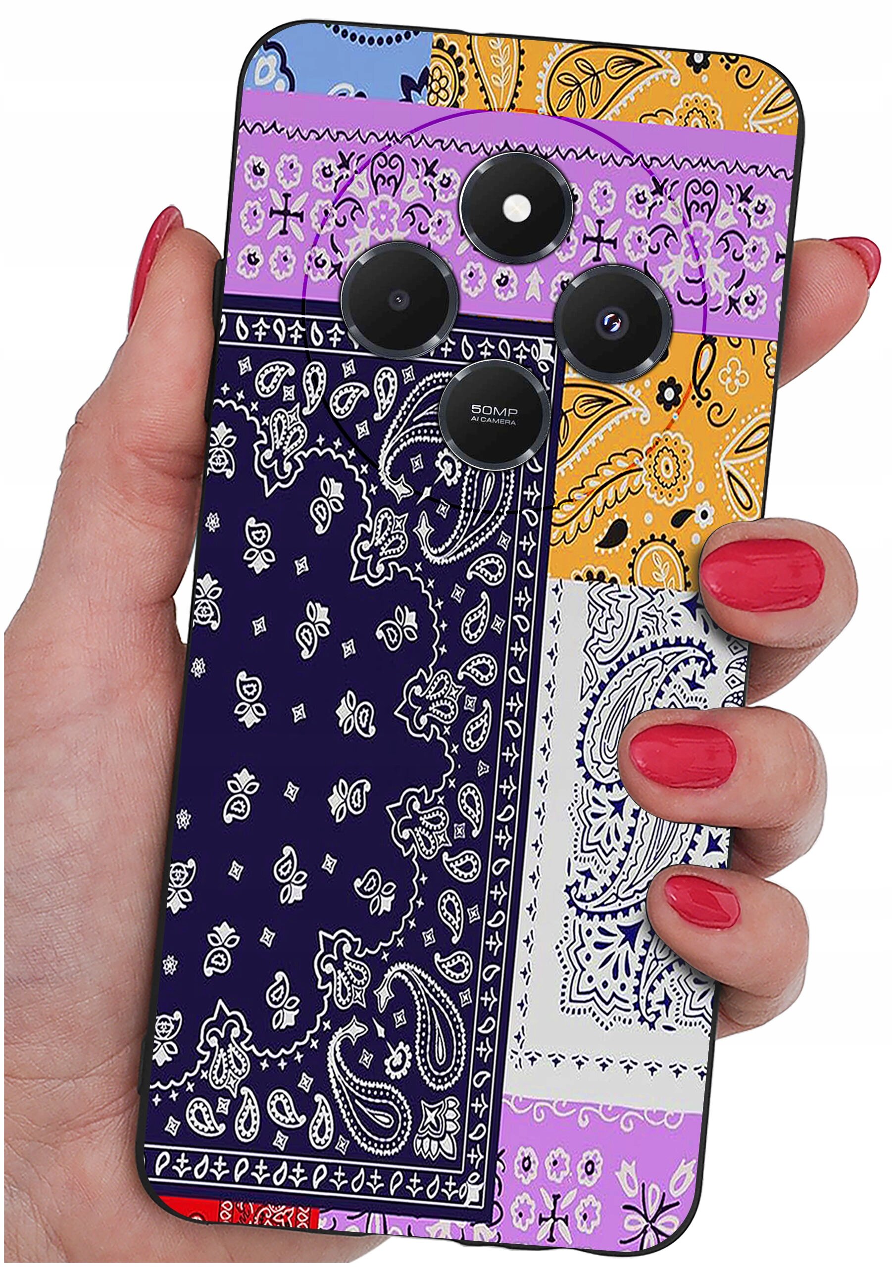 Osoba trzyma telefon z kolorowym etui w wzory paisley i kwiatowe, z widocznymi czterema obiektywami aparatu. Paznokcie osoby są pomalowane na czerwono.