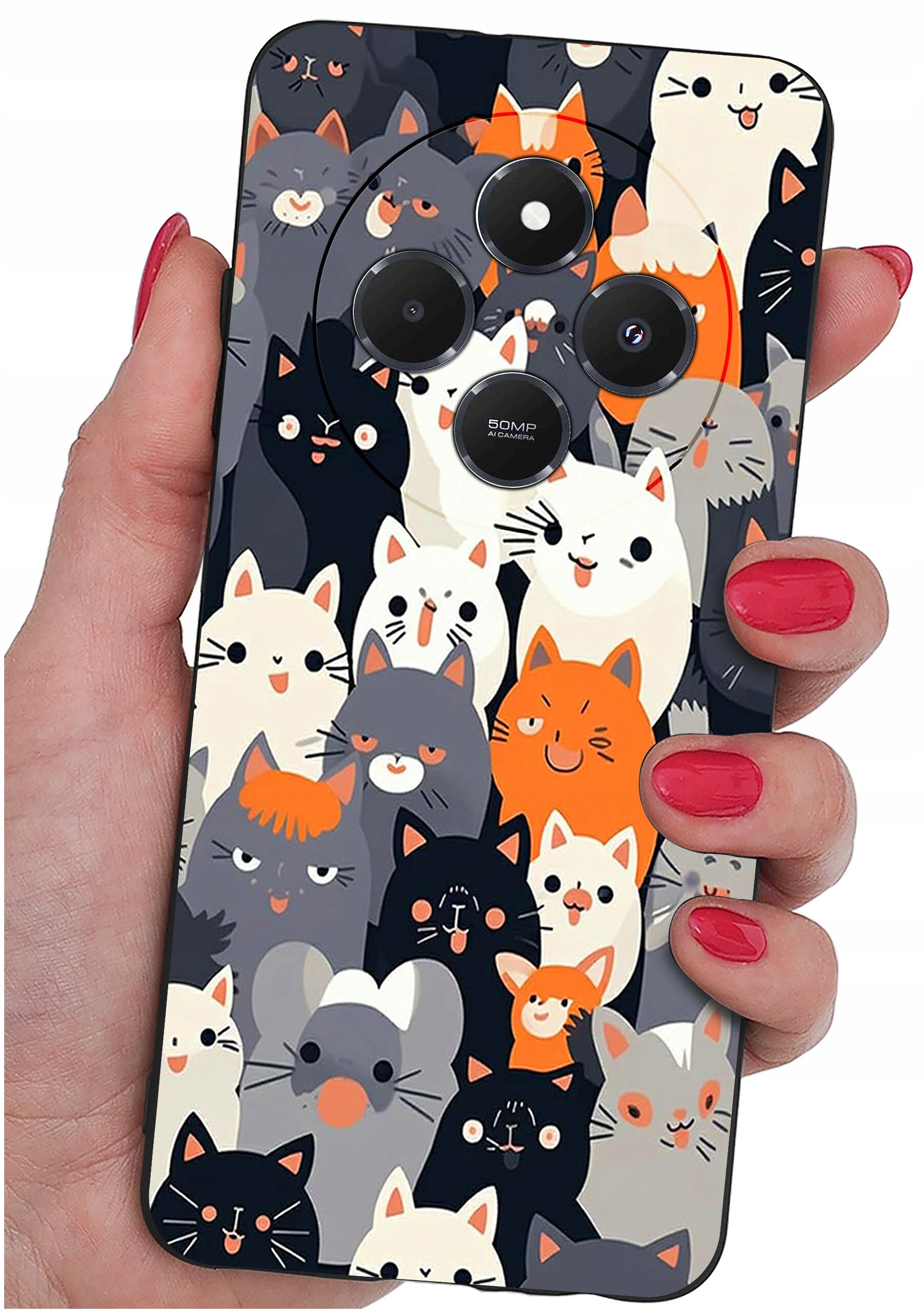 Etui na telefon z kolorowym wzorem przedstawiającym różne koty, trzymane w dłoni z pomalowanymi na czerwono paznokciami. Na etui widoczne są trzy obiektywy aparatu oraz napis \'50MP AI Camera\'.