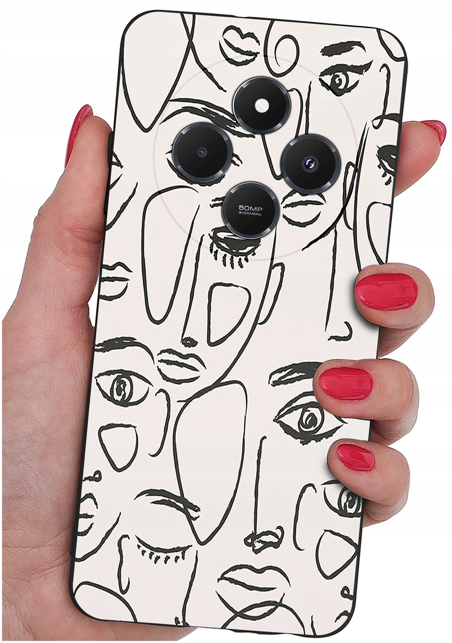 Etui na telefon z czarno-białym wzorem twarzy trzymane w dłoni z pomalowanymi na czerwono paznokciami. Na etui widoczne są trzy obiektywy aparatu oraz napis \'50MP AI Camera\'.