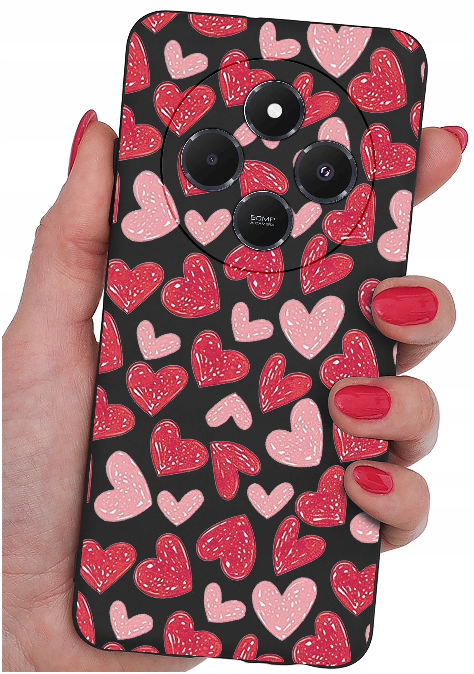 Etui na telefon z wzorem czerwonych i różowych serc na czarnym tle, trzymane w dłoni. Widoczne są trzy obiektywy aparatu oraz napis \'50MP\'.