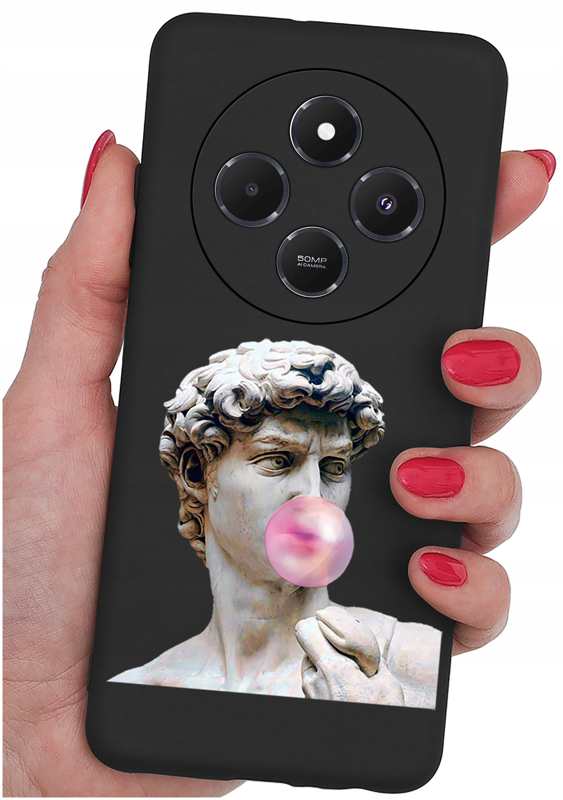 Czarna obudowa telefonu z nadrukiem rzeźby dmuchającej różową gumę balonową. Widoczne są trzy obiektywy aparatu oraz napis \'50MP AI Camera\'.