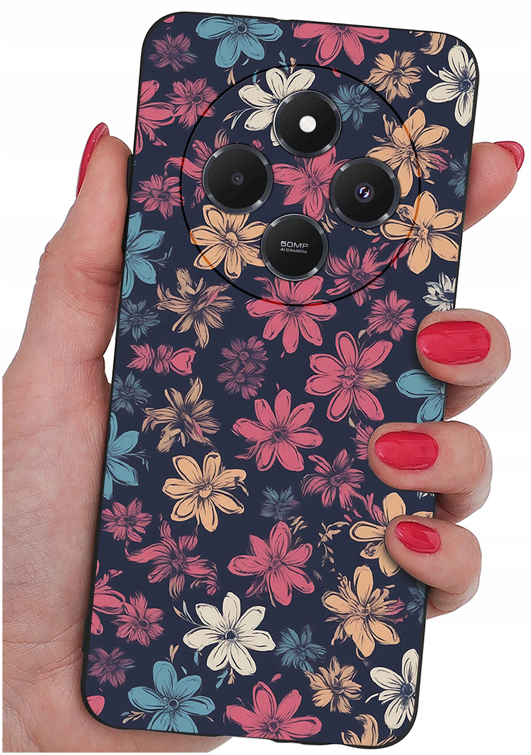 Etui na telefon z kolorowym wzorem kwiatowym, trzymane w dłoni z pomalowanymi na czerwono paznokciami. Na etui widoczne są trzy obiektywy aparatu oraz napis \'50MP AI Camera\'.