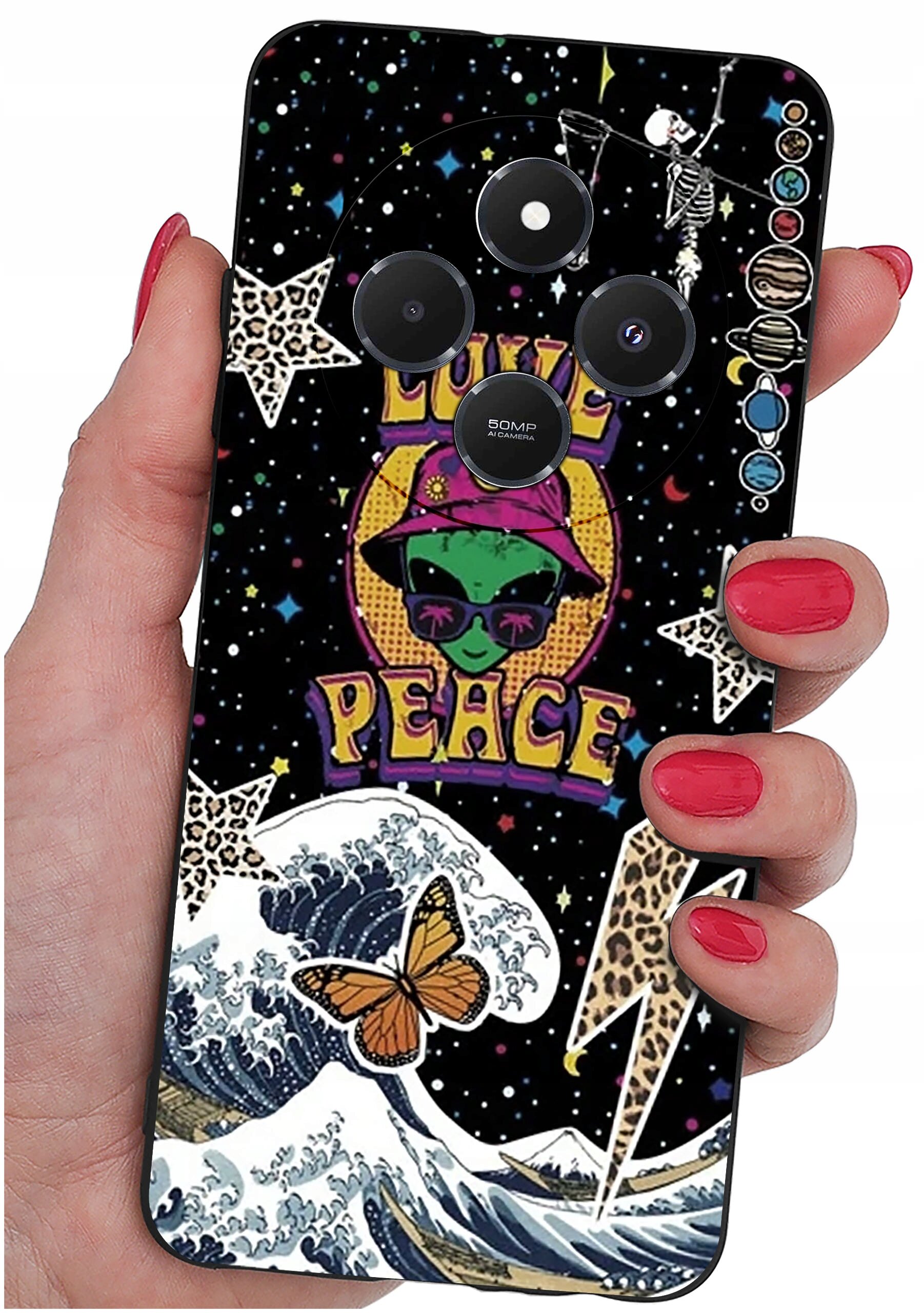 Etui na telefon z kolorowym wzorem przedstawiającym zielonego kosmitę w kapeluszu i okularach przeciwsłonecznych, napis \'LOVE PEACE\', fale, motyla oraz gwiazdy. W tle widoczne są planety i szkielety na czarnym tle z kolorowymi kropkami.