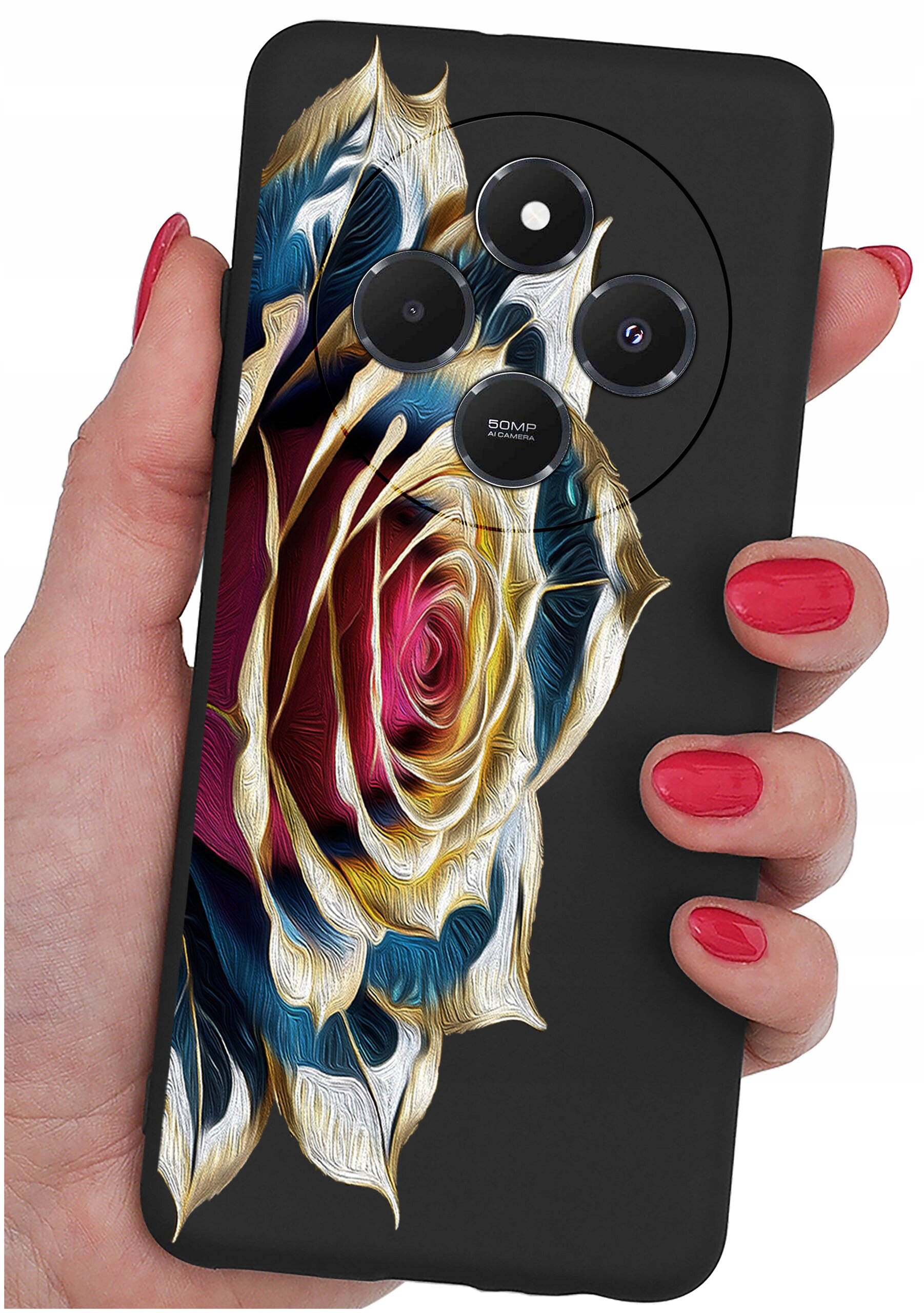 Osoba trzyma telefon z czarnym etui ozdobionym kolorowym wzorem róży. Na etui widoczne są trzy obiektywy aparatu oraz napis \'50MP AI Camera\'.