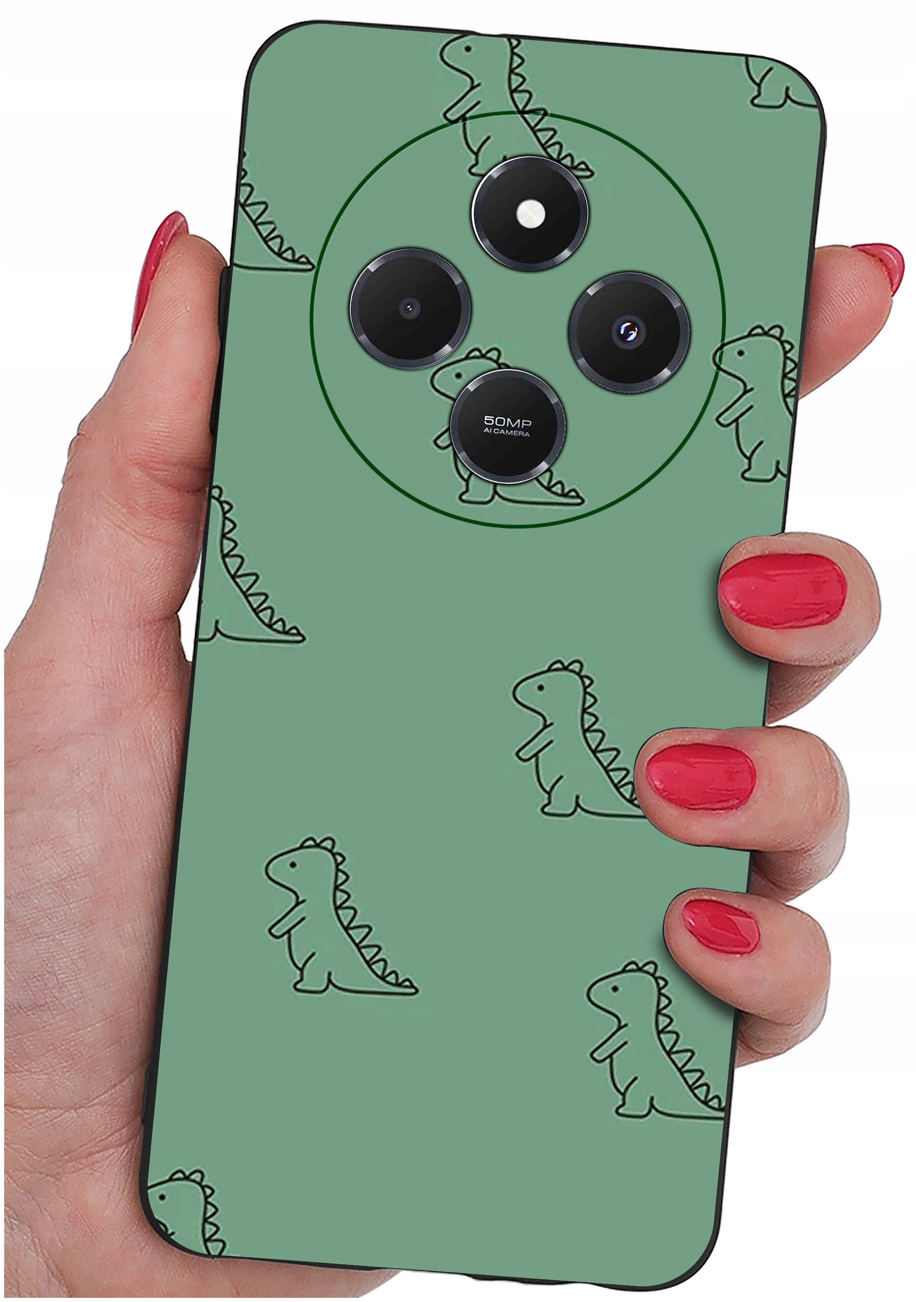 Etui na telefon w kolorze zielonym z wzorem małych dinozaurów, trzymane w dłoni z pomalowanymi na czerwono paznokciami. Na etui widoczne są trzy obiektywy aparatu oraz napis \'50MP AI Camera\'.