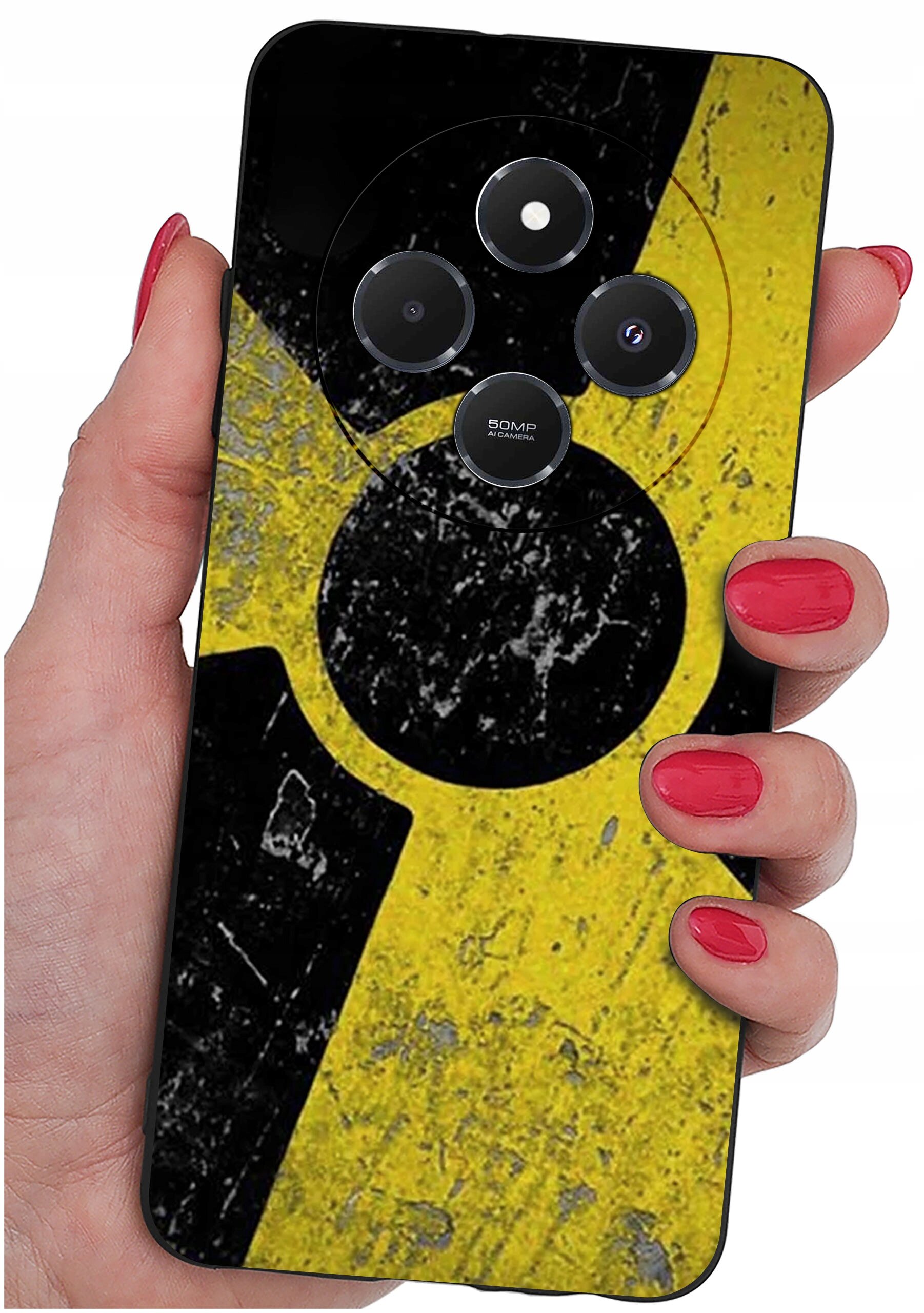 Osoba trzyma telefon z etui o wzorze przypominającym symbol radioaktywności w kolorach żółtym i czarnym. Na etui widoczne są trzy obiektywy aparatu oraz napis \'50MP AI Camera\'.