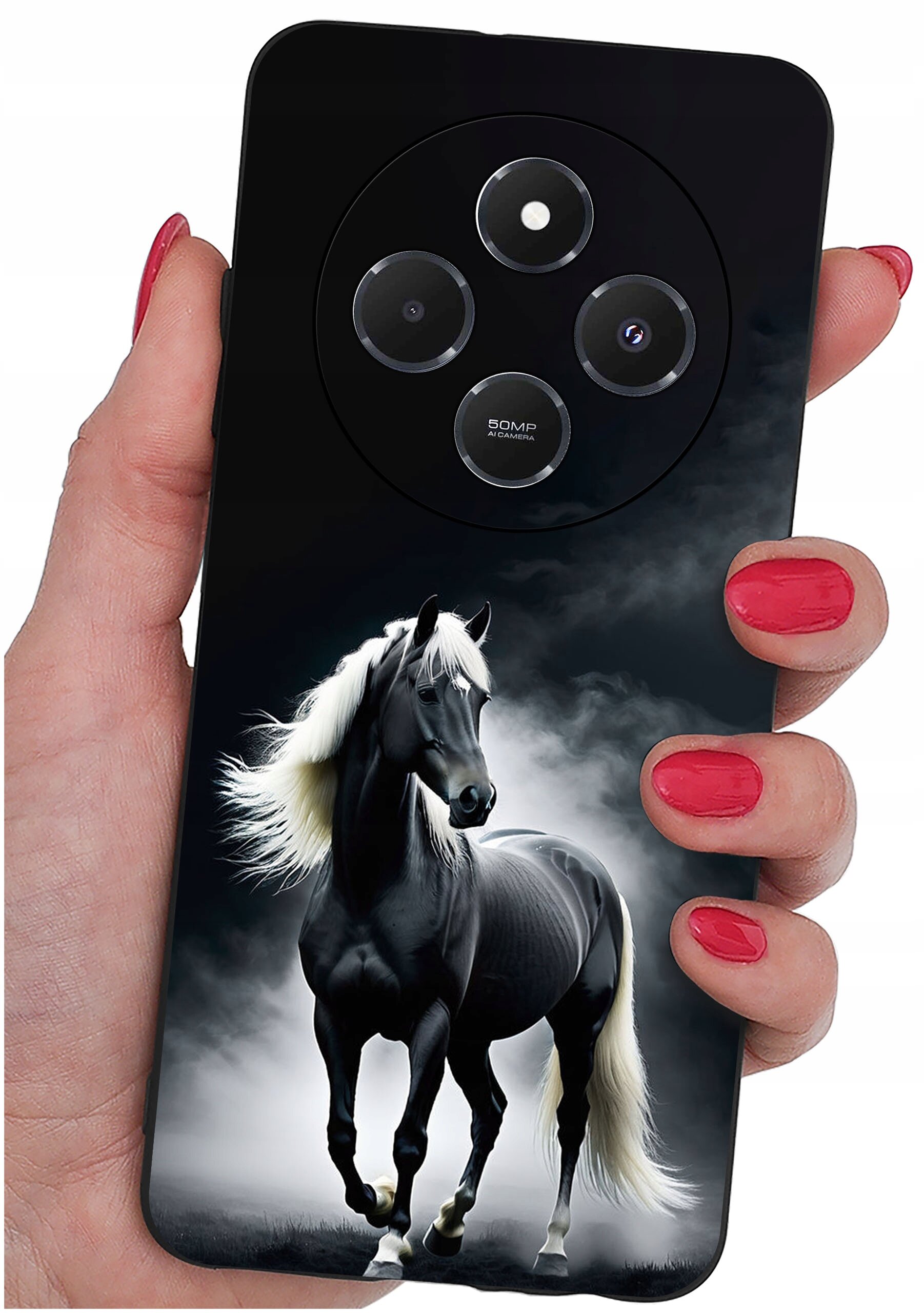 Etui na telefon z nadrukiem czarnego konia z białą grzywą na tle mgły, trzymane w dłoni z pomalowanymi na czerwono paznokciami. Widoczne są trzy obiektywy aparatu oraz napis \'50MP\'.