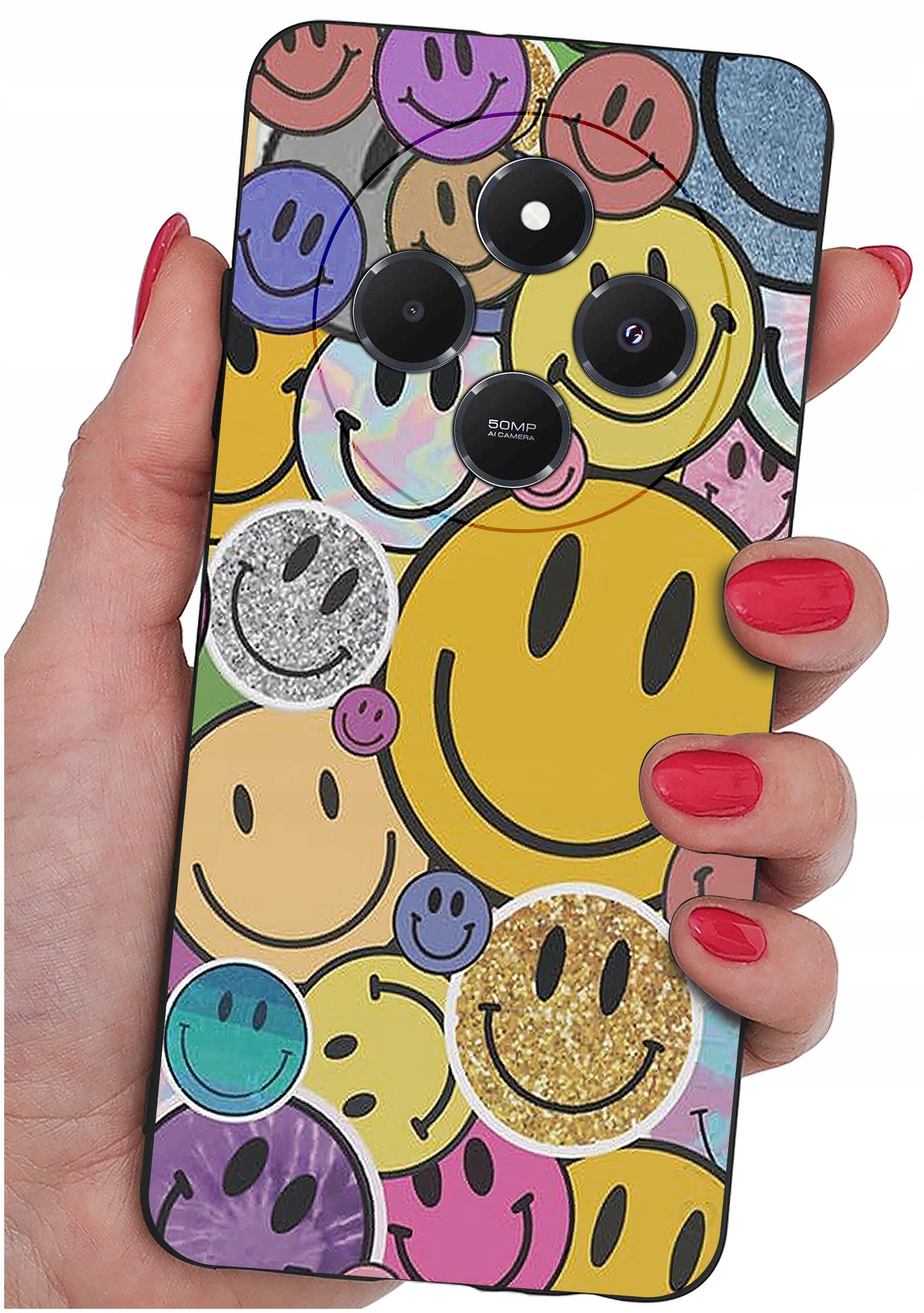 Etui na telefon z kolorowymi wzorami uśmiechniętych buziek w różnych kolorach, trzymane w dłoni z pomalowanymi na czerwono paznokciami. Na etui widoczny jest napis \'50MP AI Camera\'.