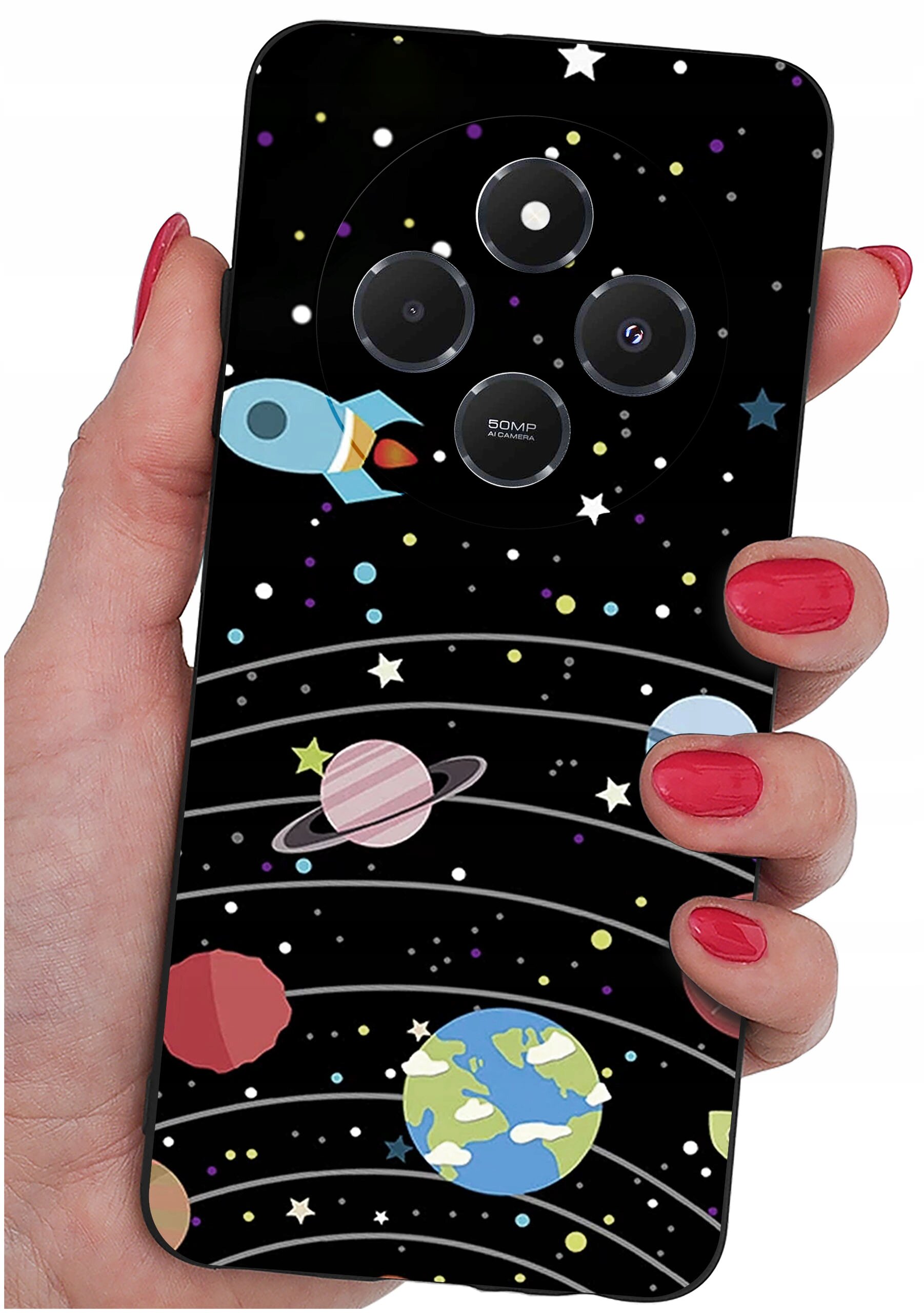 Etui na telefon z motywem kosmosu, przedstawiające planety, gwiazdy i rakietę na czarnym tle. Widoczne są trzy obiektywy aparatu oraz napis \'50MP AI Camera\'.
