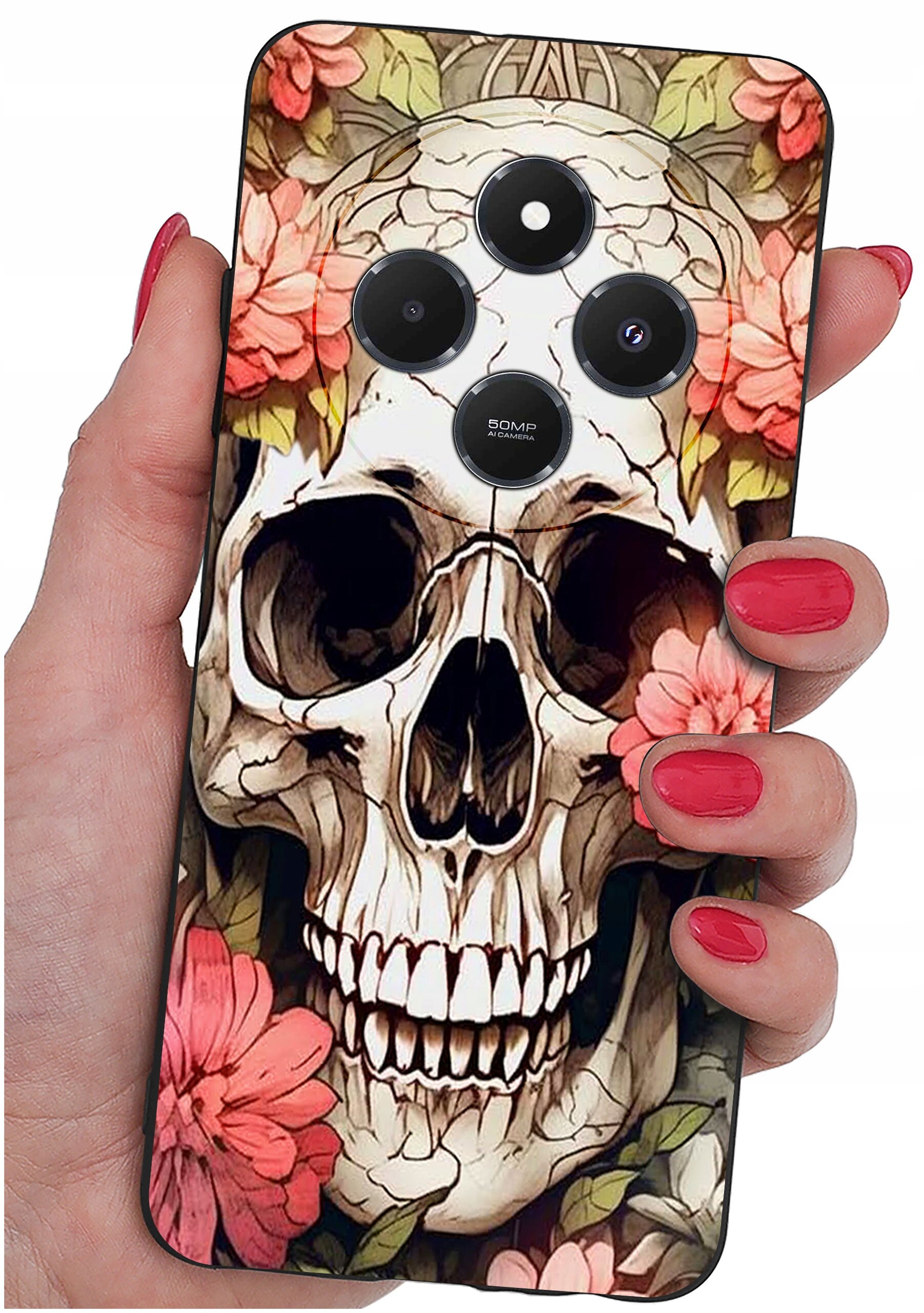 Etui na telefon z motywem czaszki otoczonej różowymi kwiatami, trzymane w dłoni z pomalowanymi na czerwono paznokciami. Widoczne są cztery otwory na aparaty, z napisem \'50MP AI CAMERA\'.