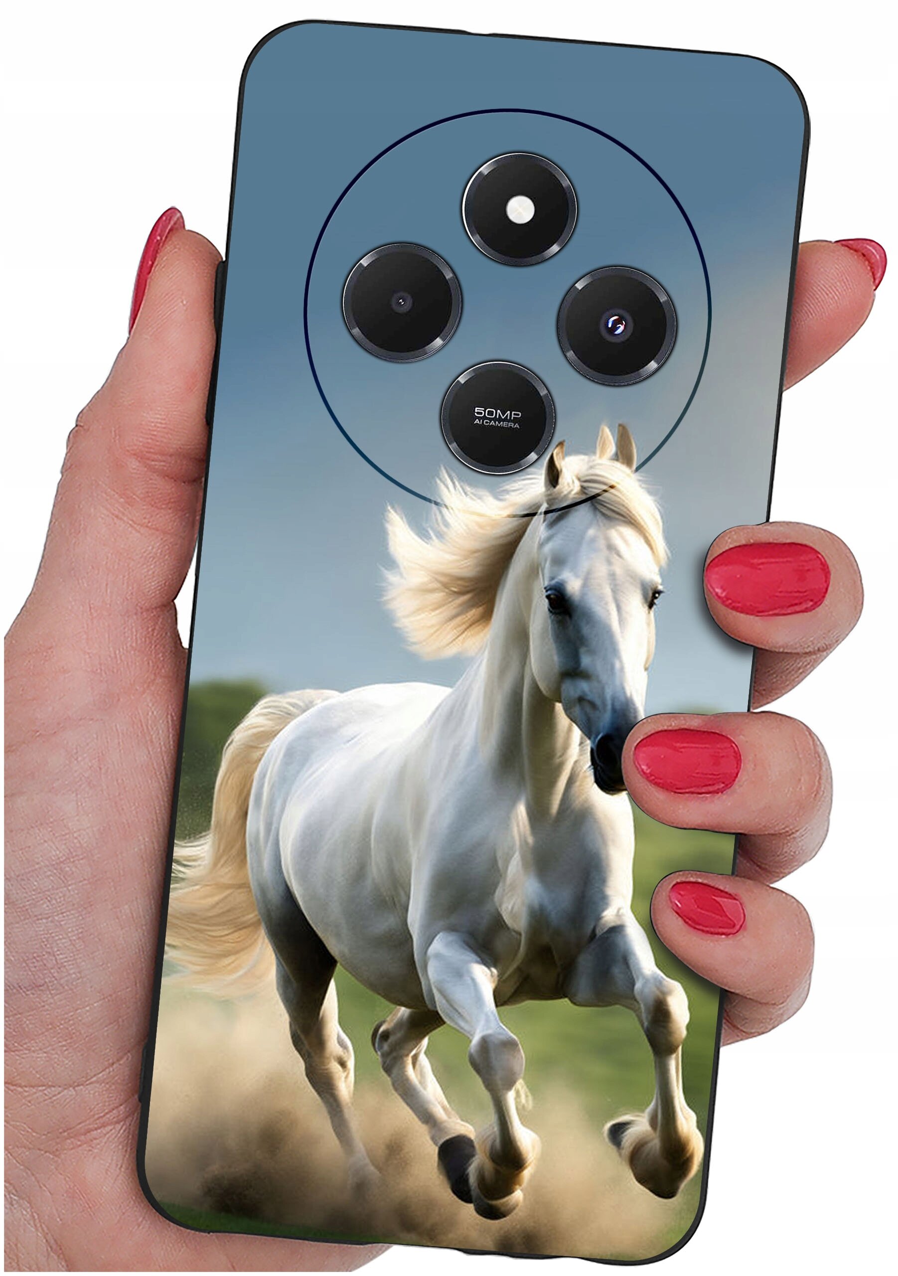 Etui na telefon z nadrukiem białego konia w galopie, trzymane w dłoni z pomalowanymi na czerwono paznokciami. Widoczne są trzy obiektywy aparatu oraz napis \'50MP AI Camera\'.