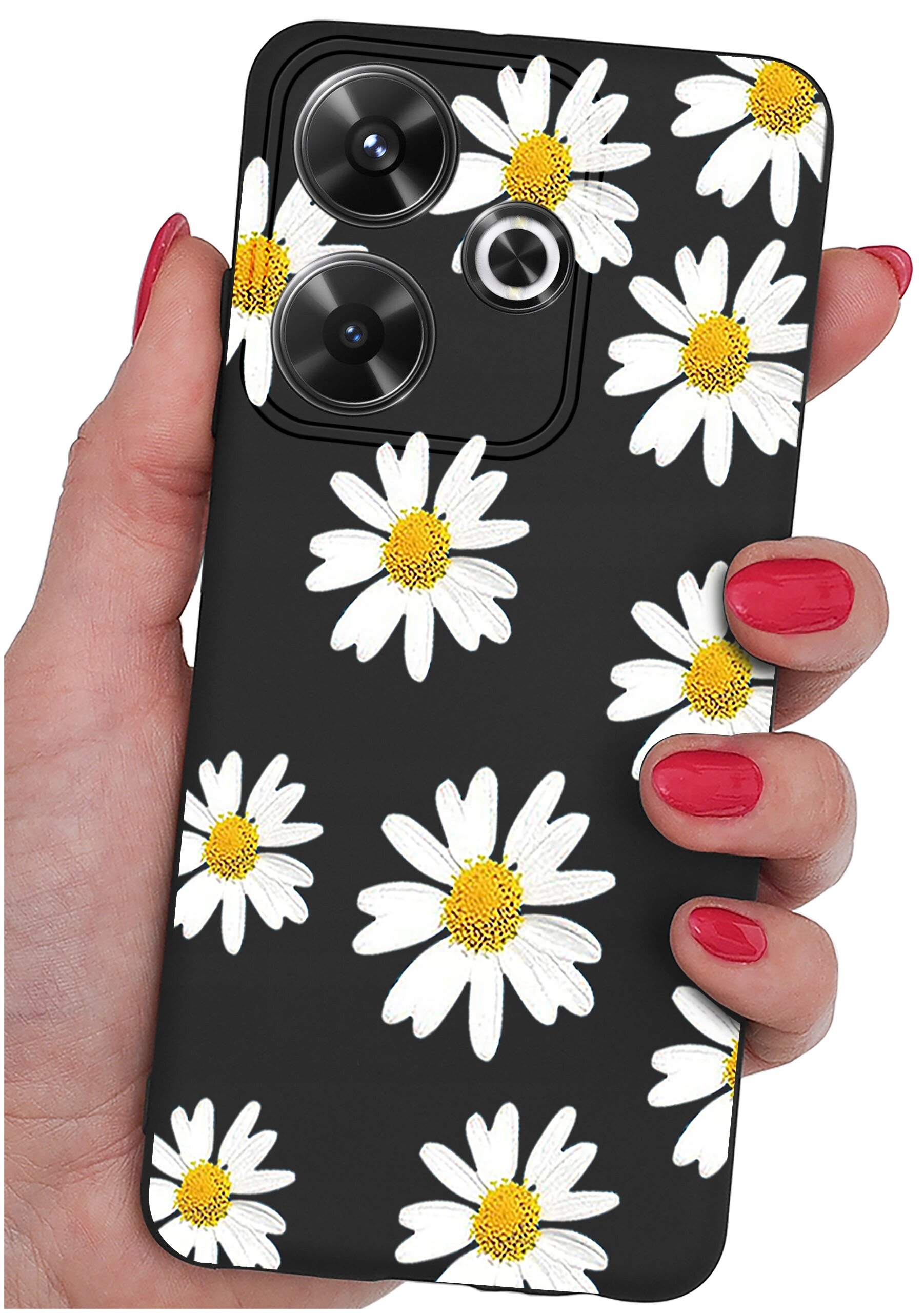 Czarna obudowa telefonu z wzorem białych stokrotek z żółtymi środkami, trzymana w dłoni z pomalowanymi na czerwono paznokciami.