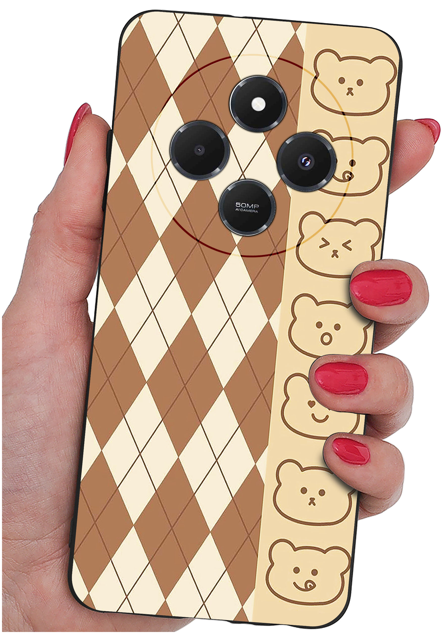 Etui na telefon z wzorem w romby w kolorach brązowym i kremowym oraz rysunkami misiów po jednej stronie. Widoczne są trzy obiektywy aparatu i napis \'50MP AI Camera\'.