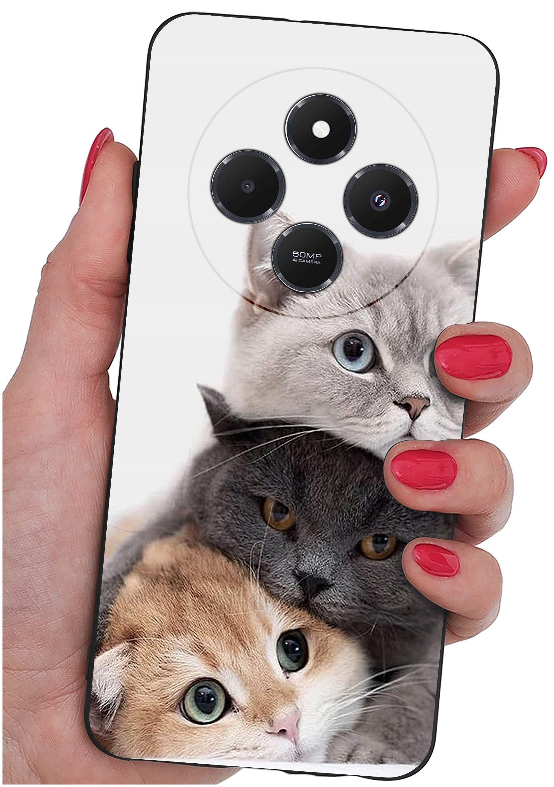 Etui na telefon z nadrukiem trzech kotów, trzymane w dłoni z pomalowanymi na czerwono paznokciami. Widoczne są cztery okrągłe otwory na aparaty, z napisem \'50MP\' obok jednego z nich.