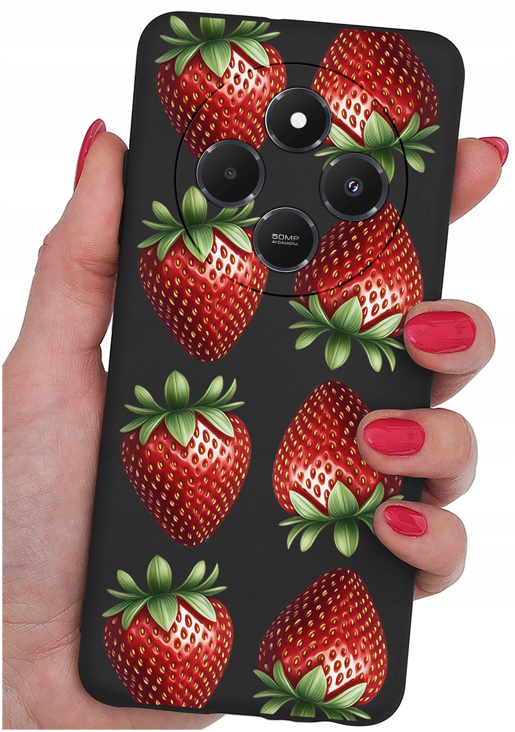Etui na telefon z wzorem truskawek, trzymane w dłoni z pomalowanymi na czerwono paznokciami. Etui ma czarne tło i wycięcia na aparat.