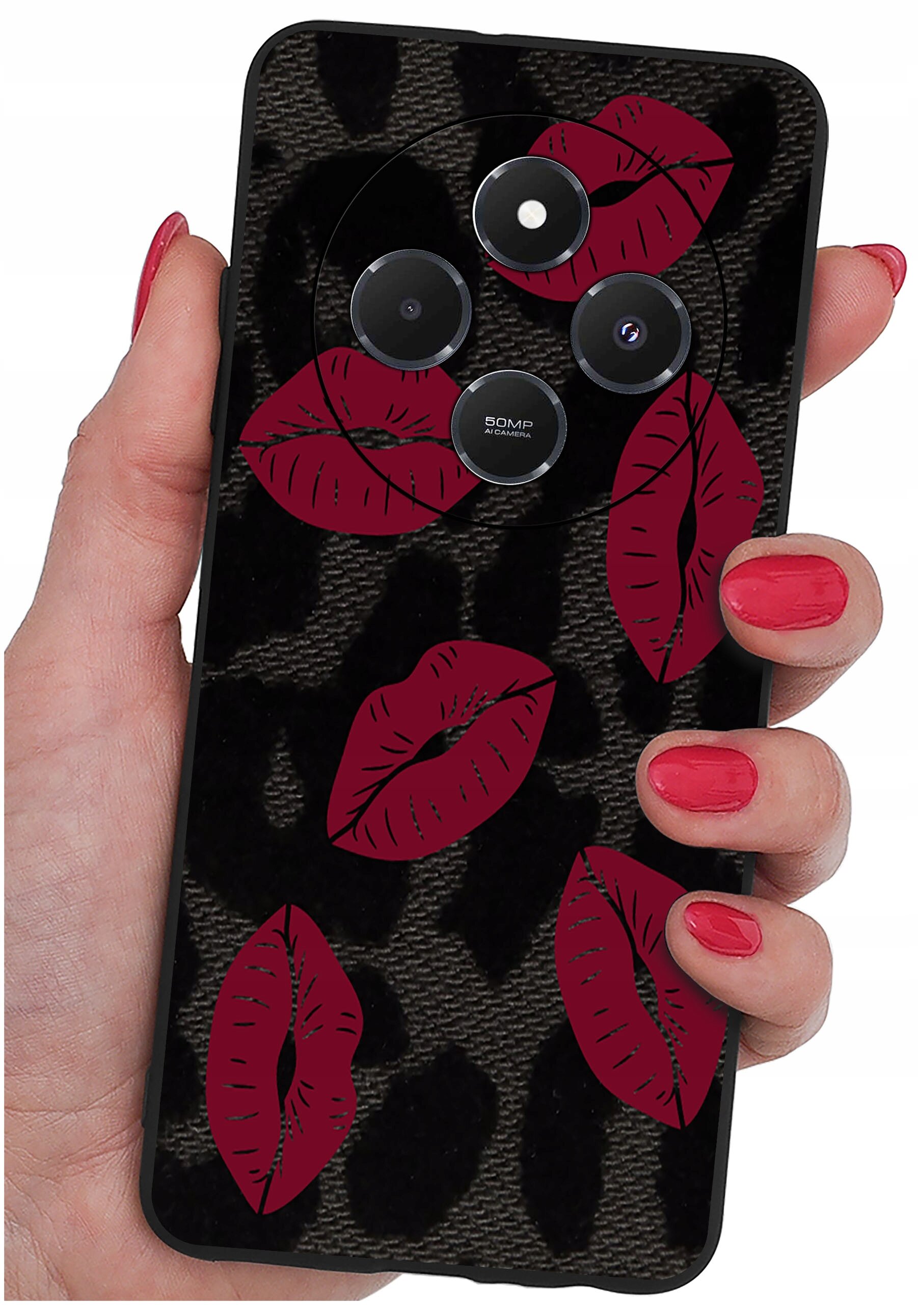 Osoba trzyma telefon z etui ozdobionym czerwonymi wzorami ust na ciemnym tle. Na etui widoczne są trzy obiektywy aparatu oraz napis \'50MP\'.