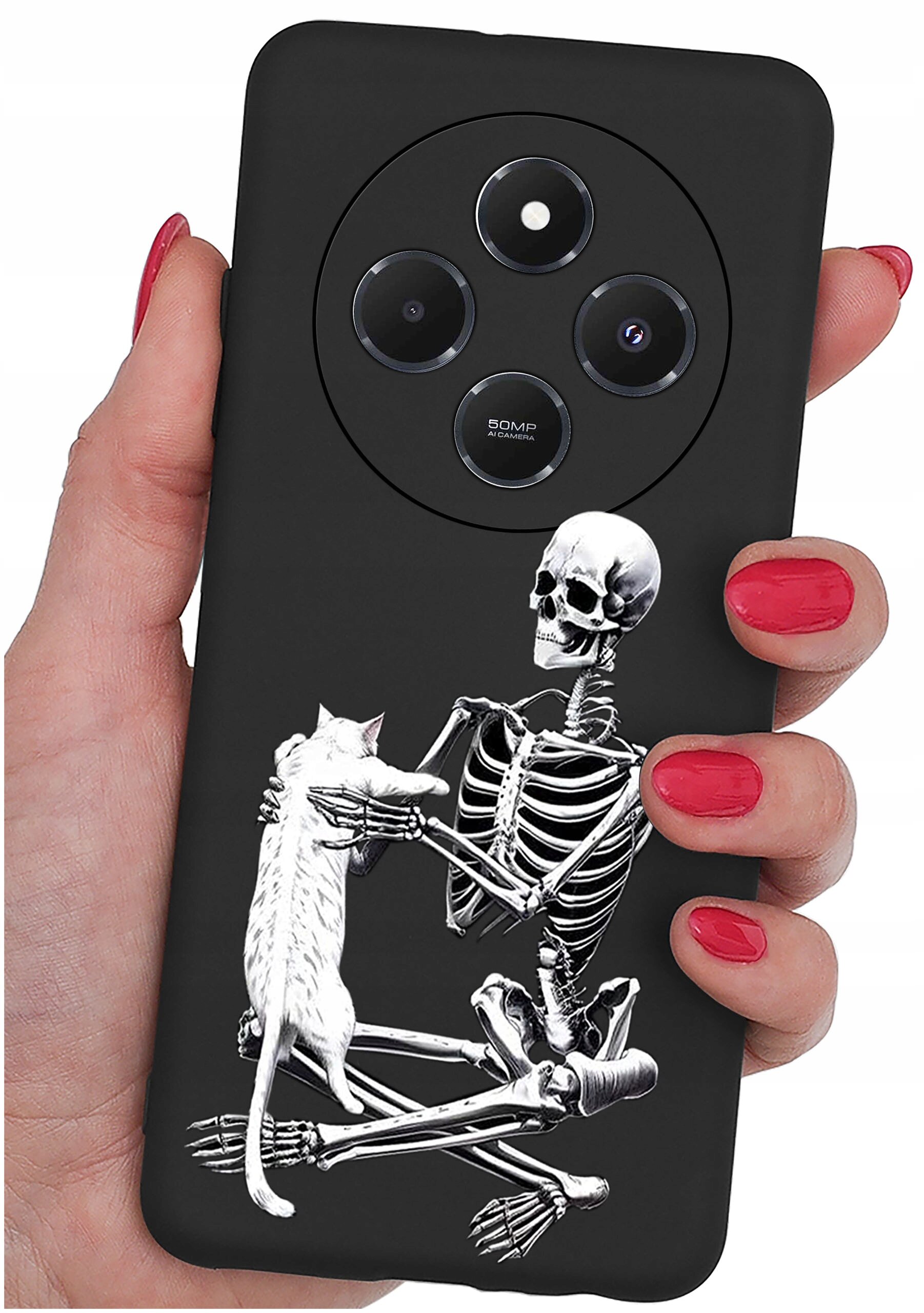 Czarne etui na telefon z nadrukiem szkieletu trzymającego kota. Widoczne są trzy obiektywy aparatu oraz napis \'50MP AI Camera\'.