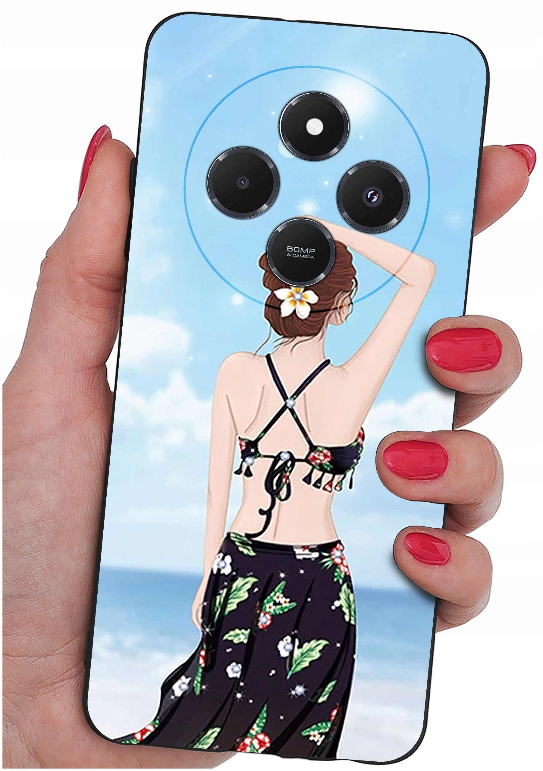 Etui na telefon z grafiką przedstawiającą kobietę w stroju plażowym na tle nieba i morza, trzymane w dłoni z pomalowanymi na czerwono paznokciami. Etui posiada wycięcia na cztery obiektywy aparatu.