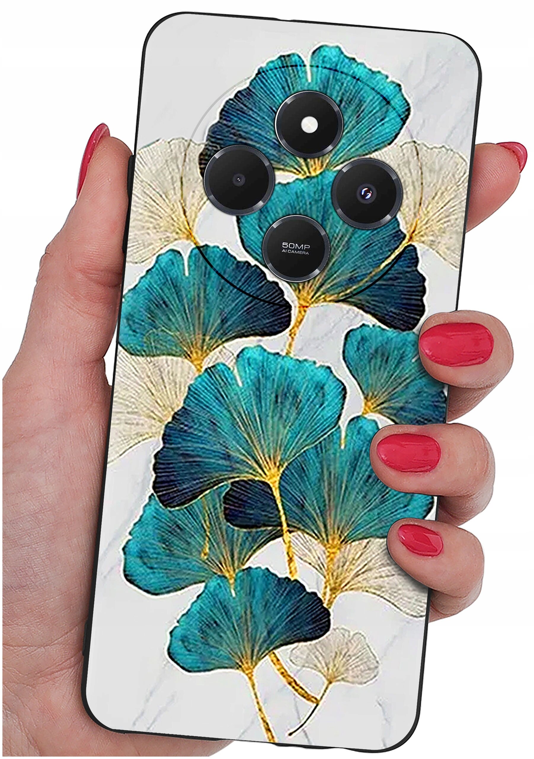 Etui na telefon z wzorem liści w odcieniach niebieskiego i złotego, trzymane w dłoni z pomalowanymi na czerwono paznokciami. Widoczne są trzy obiektywy aparatu oraz napis \'50MP AI Camera\'.