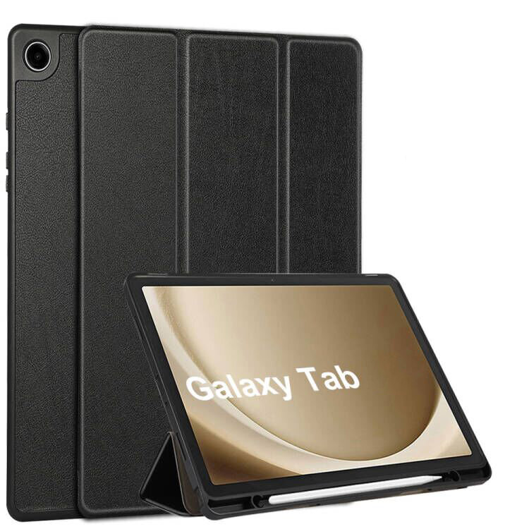 Czarne etui na tablet z miejscem na rysik, ustawione w pozycji stojącej. Na ekranie tabletu widoczny jest napis \'Galaxy Tab\'.