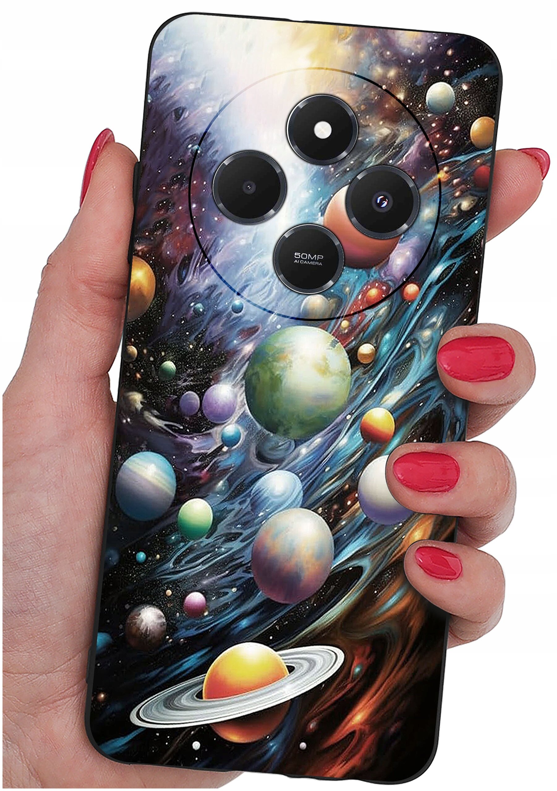 Etui na telefon z kolorowym wzorem przedstawiającym planety i kosmos, trzymane w dłoni z pomalowanymi na czerwono paznokciami. Na etui widoczne są trzy obiektywy aparatu oraz napis \'50MP AI Camera\'.