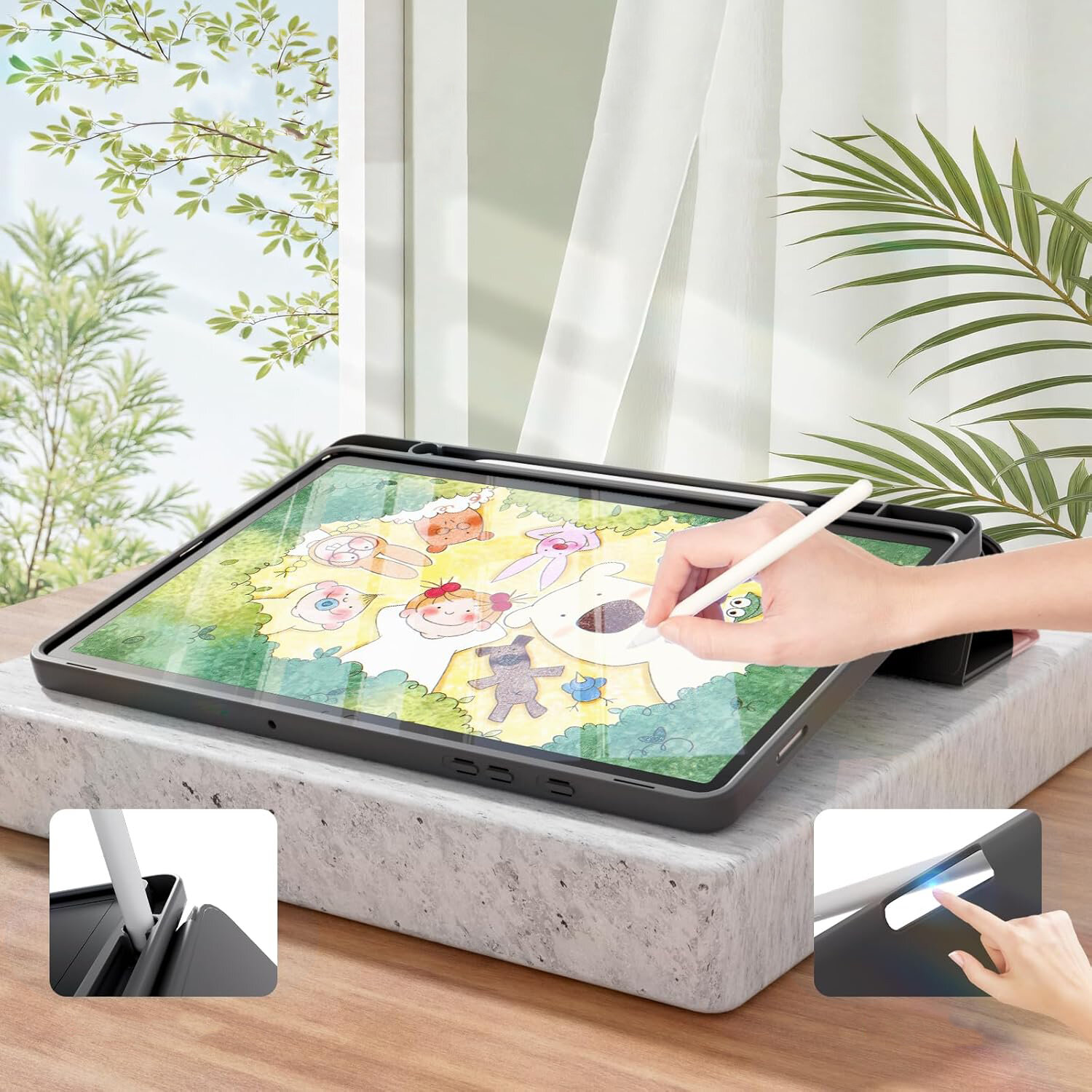 Tablet w etui z miejscem na rysik, na ekranie widoczna jest kolorowa ilustracja z postaciami. W tle znajdują się zasłony i rośliny, a na pierwszym planie ręka trzymająca rysik dotyka ekranu.