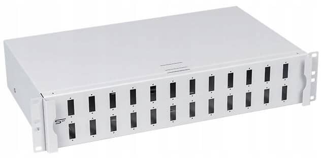 Szary panel światłowodowy z 24 otworami typu simplex, przeznaczony do montażu w szafie rack 19”. Na panelu widoczne jest logo producenta w formie stylizowanej litery \'S\'.
