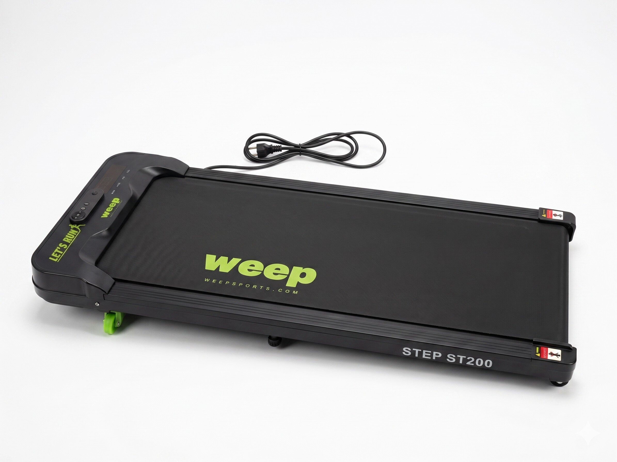 Na obrazie znajduje się czarna bieżnia elektryczna z zielonym logo \'weep\' na pasie do biegania. Na obudowie widoczny jest napis \'STEP ST200\'.