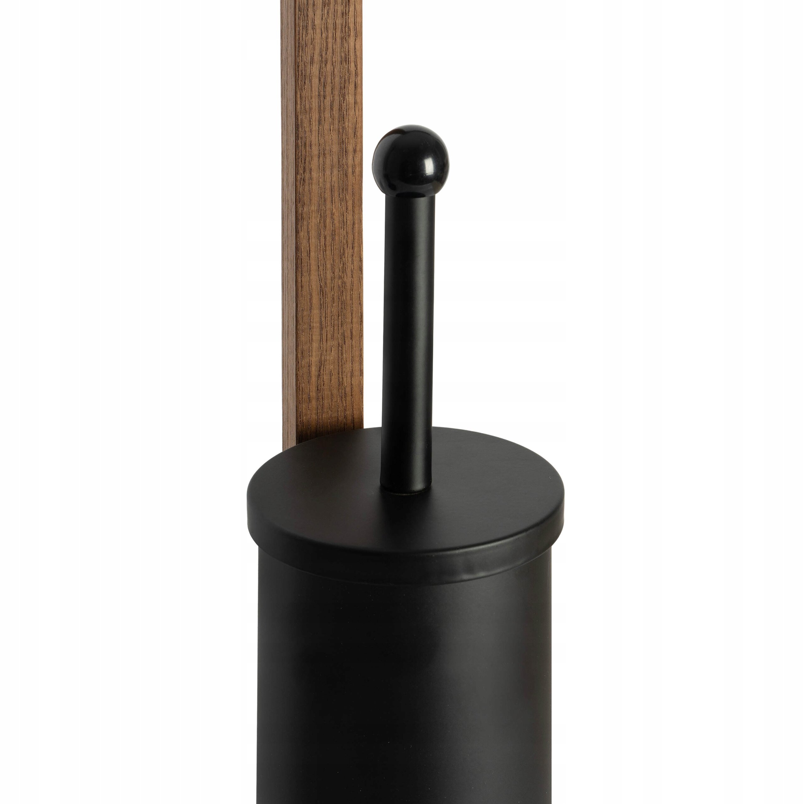 Na obrazie widoczny jest stojak na szczotkę z czarnym pojemnikiem i drewnianym uchwytem. Produkt ma nowoczesny design w stylu loft.