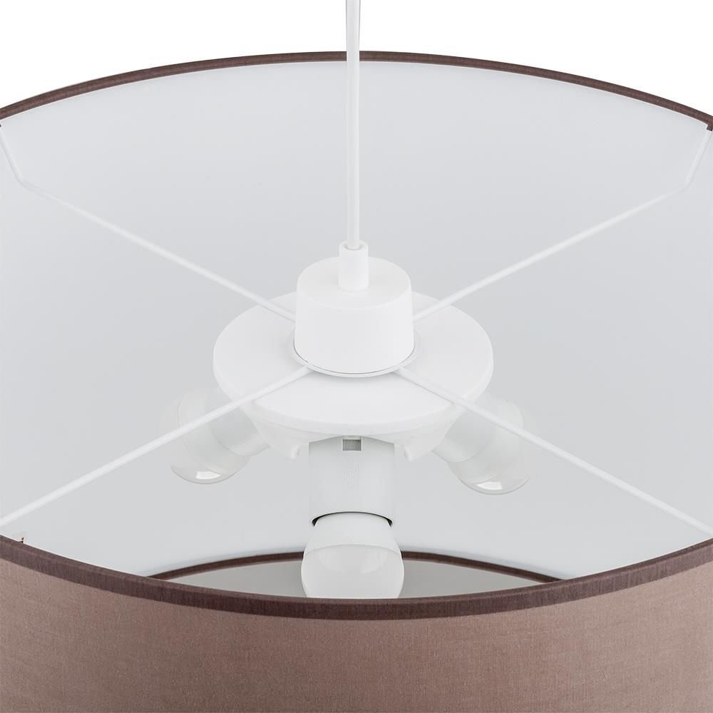Lampa wisząca z białym wnętrzem i brązowym abażurem, posiada trzy miejsca na żarówki. Konstrukcja jest utrzymana w klasycznym stylu z możliwością regulacji wysokości.