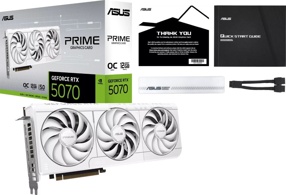 Na obrazie znajduje się karta graficzna ASUS GeForce RTX 5070 PRIME White OC Edition 12GB wraz z opakowaniem i akcesoriami. Widoczne są również dokumenty, takie jak \'Quick Start Guide\' i karta z podziękowaniem, a także logo ASUS.