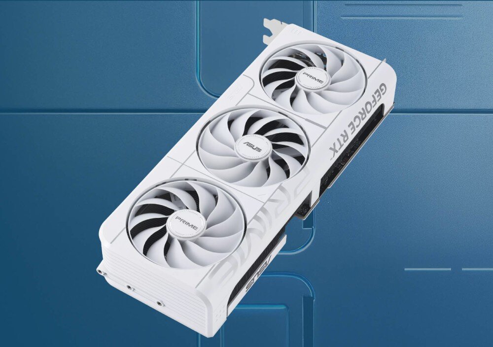 Biała karta graficzna z trzema wentylatorami, na której widoczne są napisy \'PRIME\', \'ASUS\' i \'GEFORCE RTX\'.