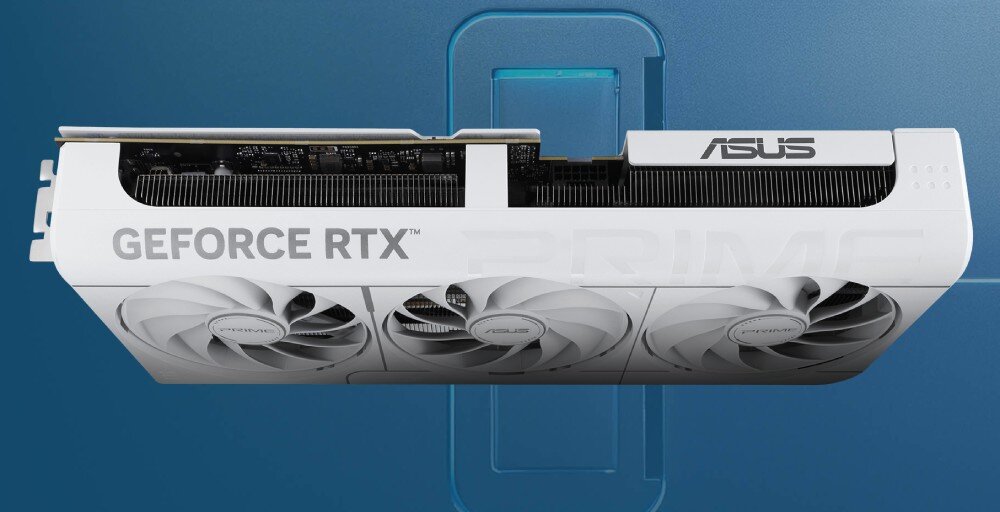 Biała karta graficzna z trzema wentylatorami, na której widoczne są napisy \'GEFORCE RTX\' oraz \'ASUS\'.