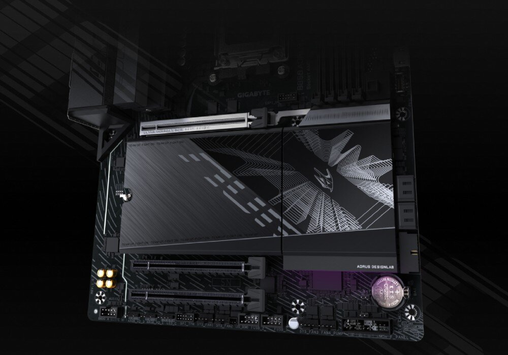 Obraz przedstawia płytę główną z widocznymi złączami i elementami elektronicznymi. Na powierzchni płyty widnieje napis \'AORUS DESIGNLAB\'.